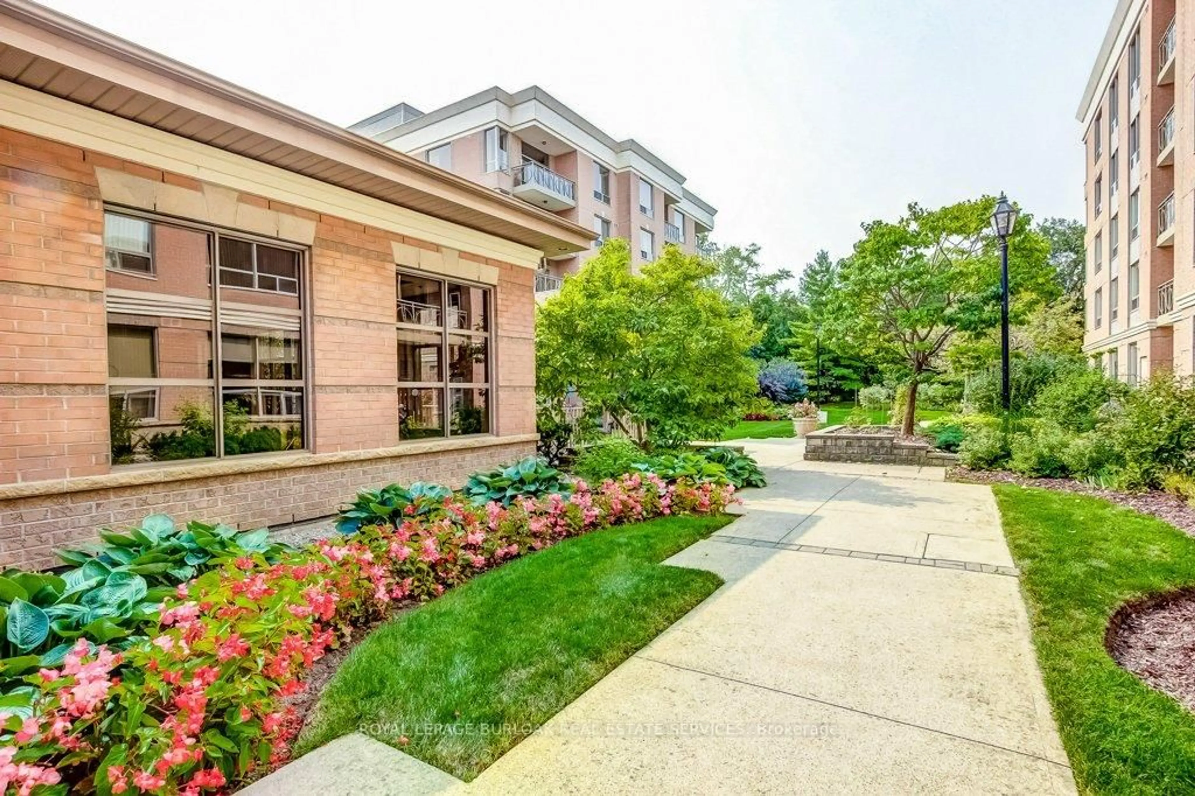 Patio, unknown for 100 Burloak Dr #1517, Burlington Ontario L7L 6P6