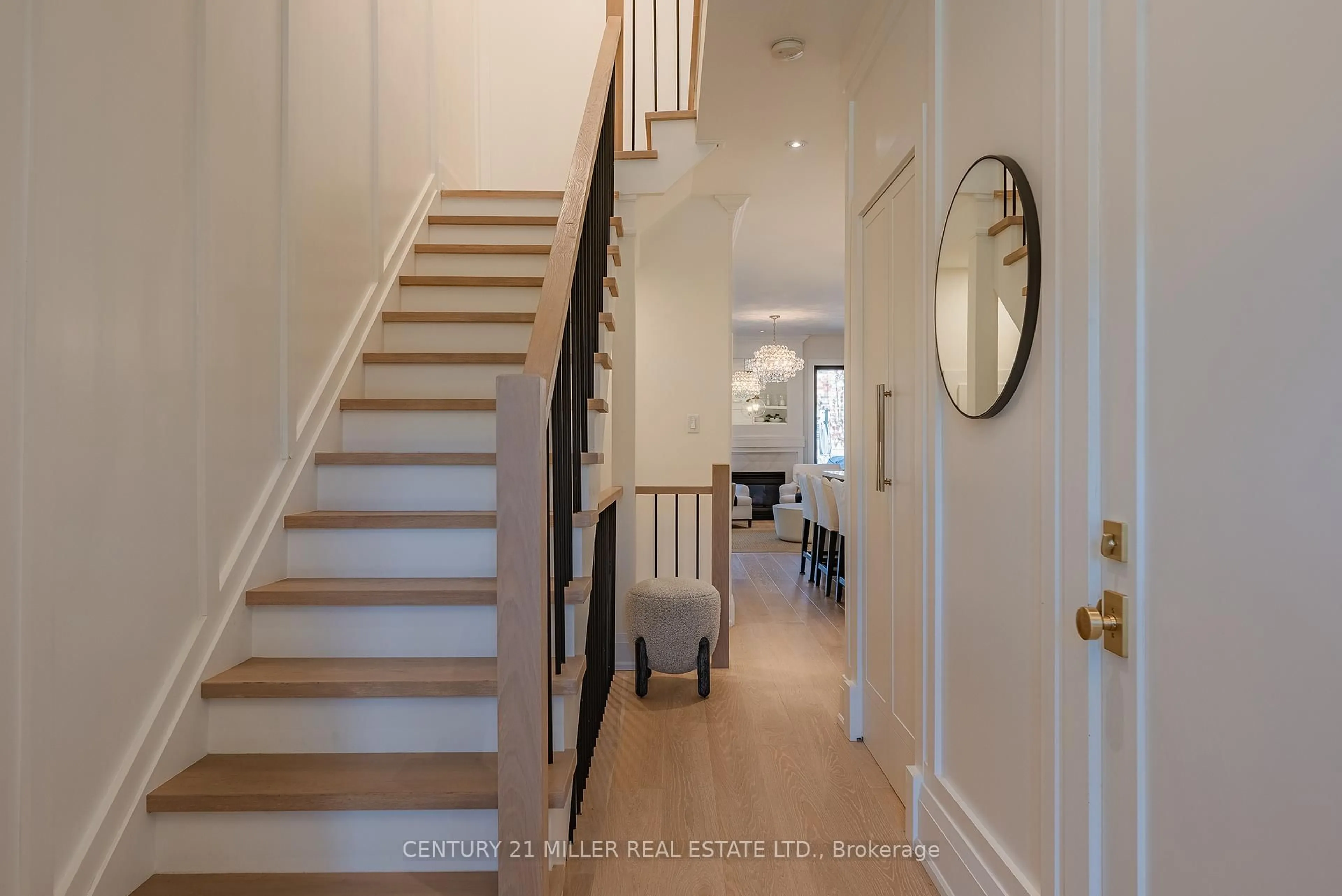 Indoor entryway for 189 Margaret Dr, Oakville Ontario L6K 2W2
