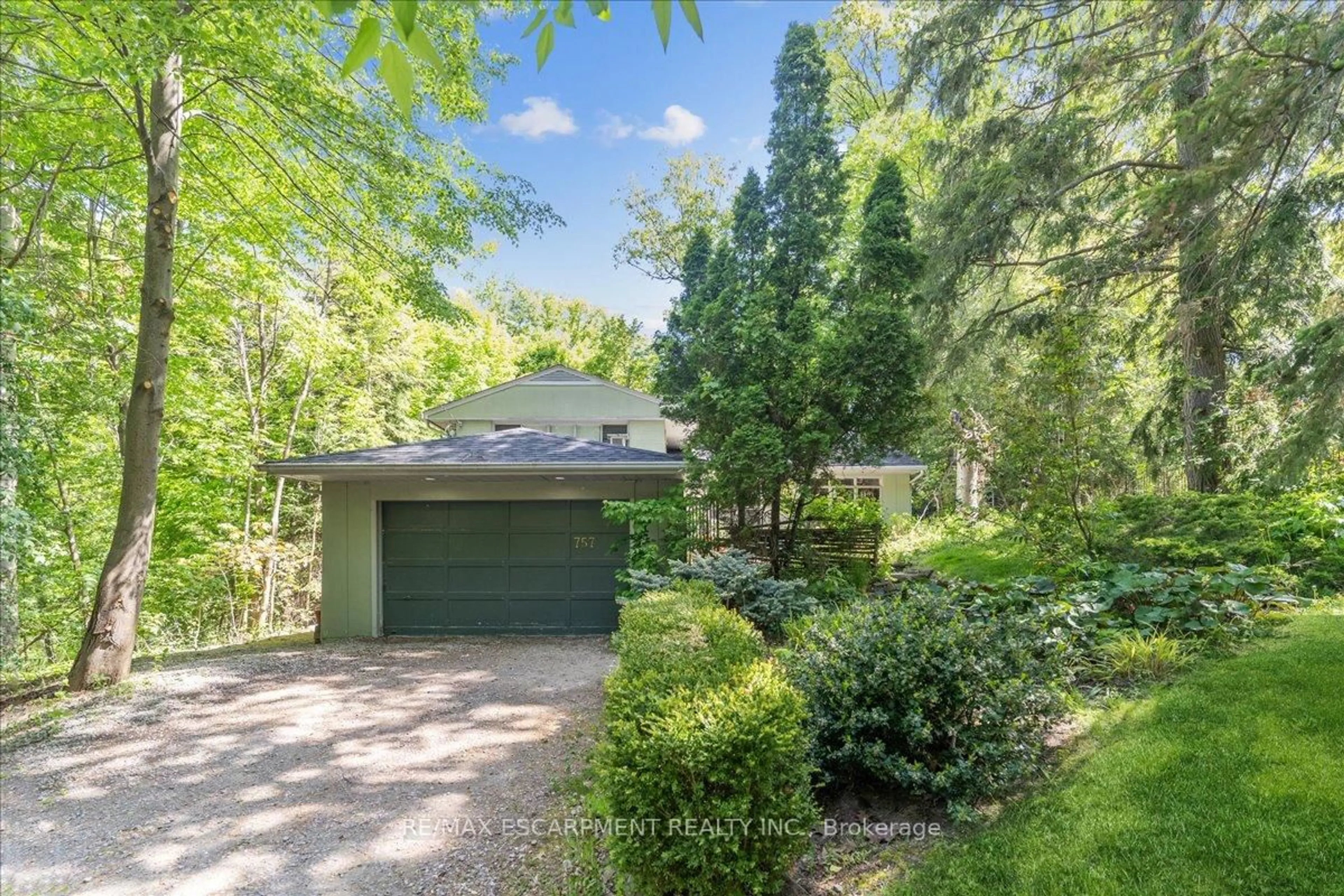 A pic from outside/outdoor area/front of a property/back of a property/a pic from drone, forest/trees view for 757 Meadow Wood Rd, Mississauga Ontario L5J 2S7