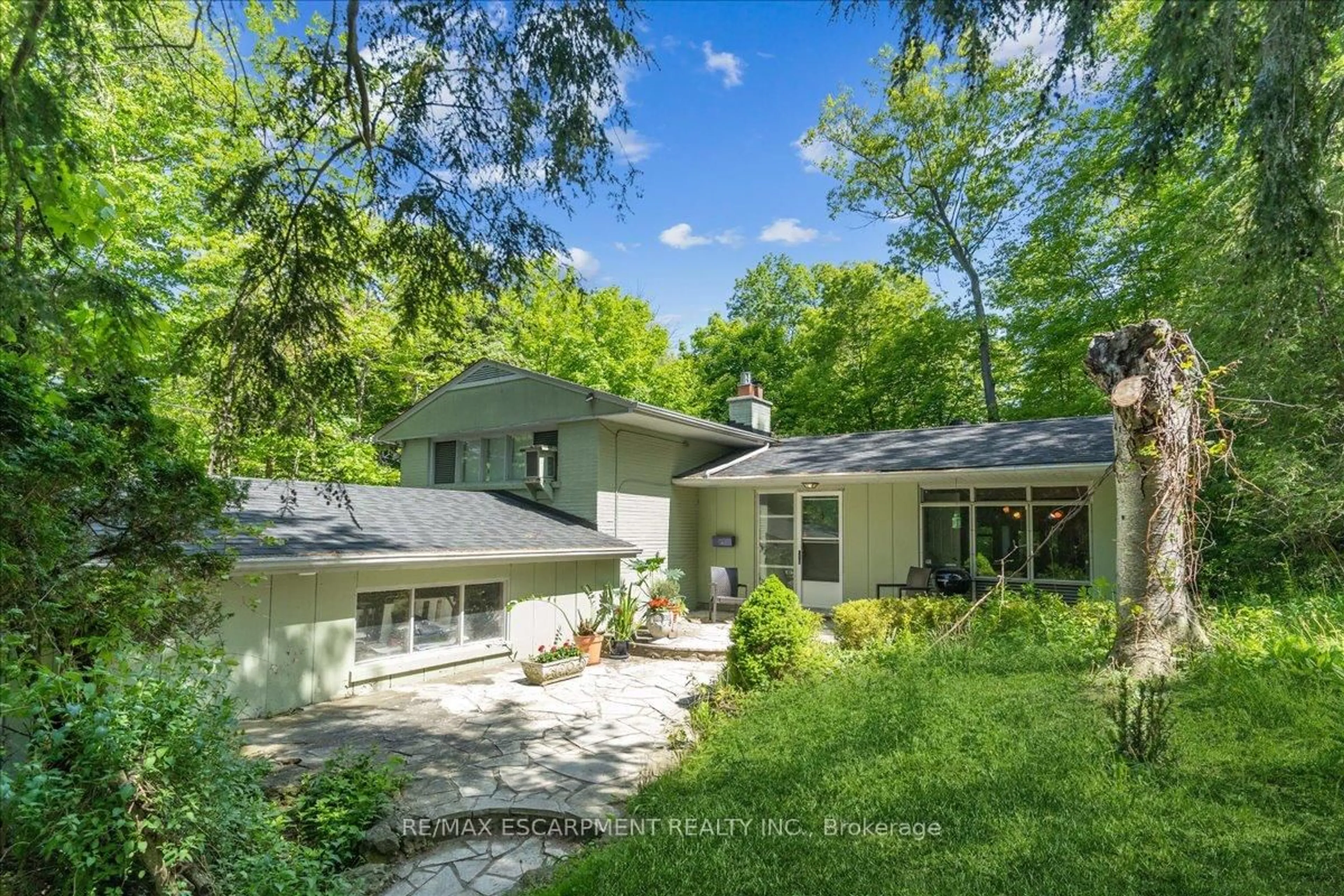 A pic from outside/outdoor area/front of a property/back of a property/a pic from drone, street for 757 Meadow Wood Rd, Mississauga Ontario L5J 2S7