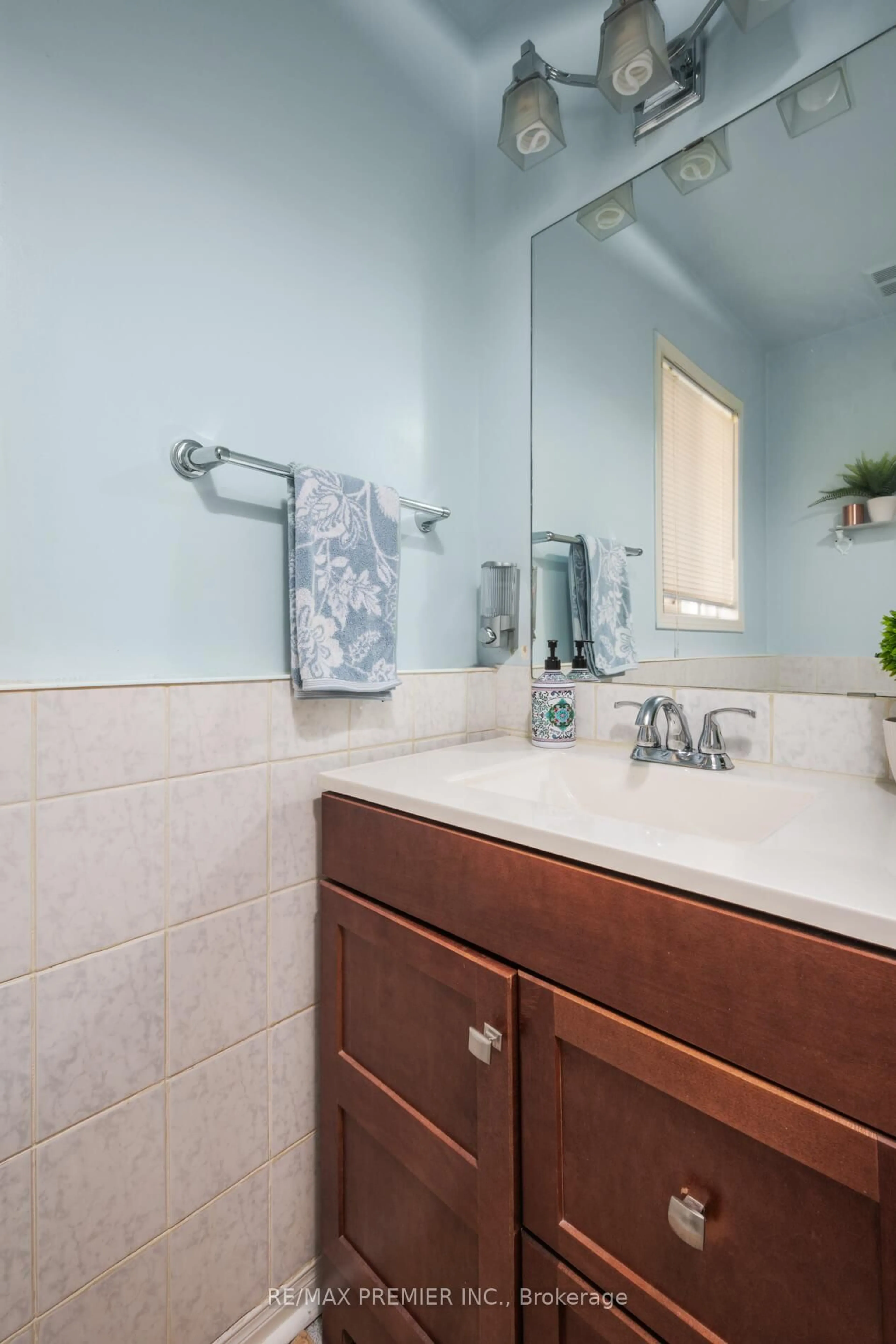 Standard bathroom, ceramic/tile floor for 3960 Honey Locust Tr, Mississauga Ontario L5N 7A5