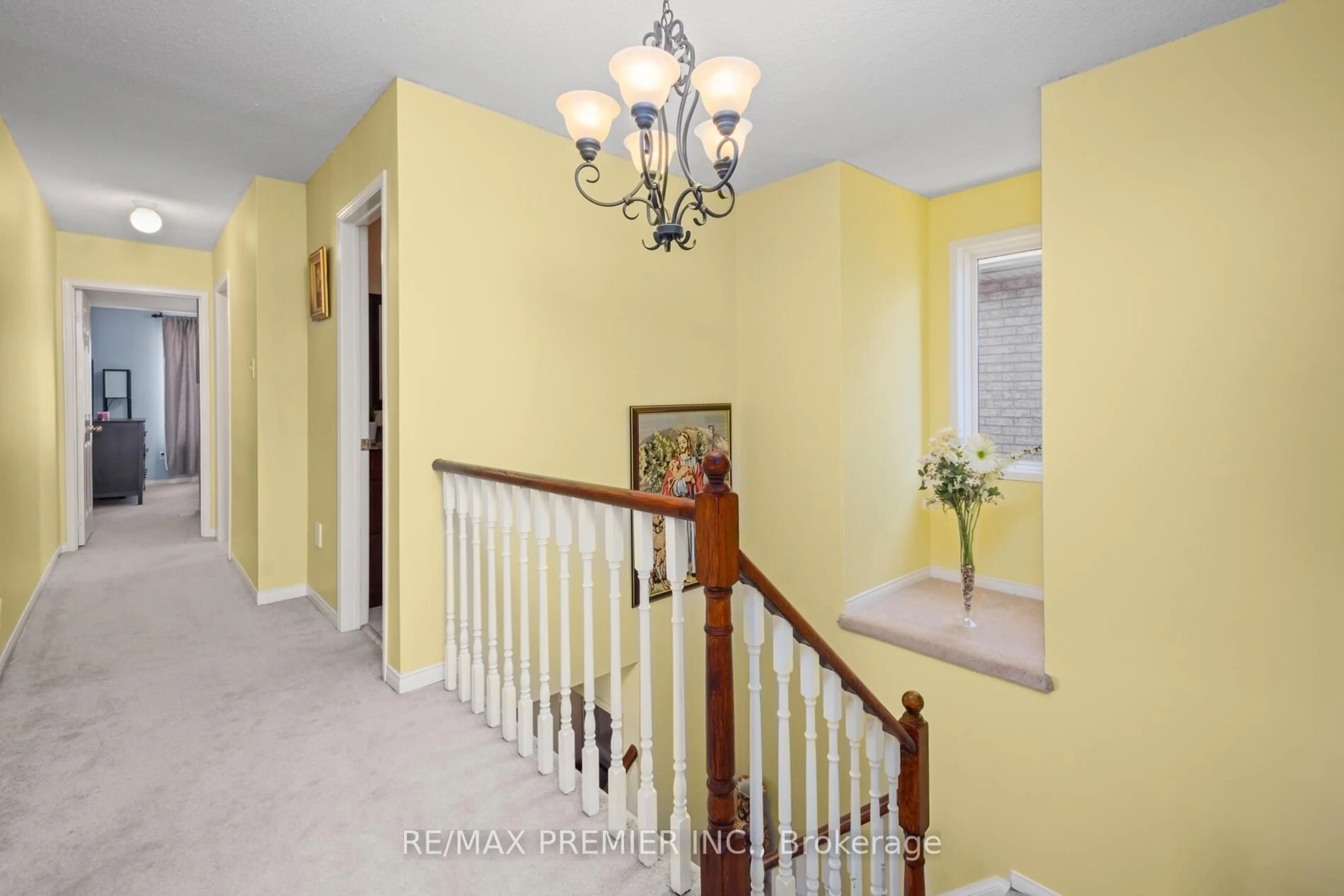 Indoor foyer for 3960 Honey Locust Tr, Mississauga Ontario L5N 7A5