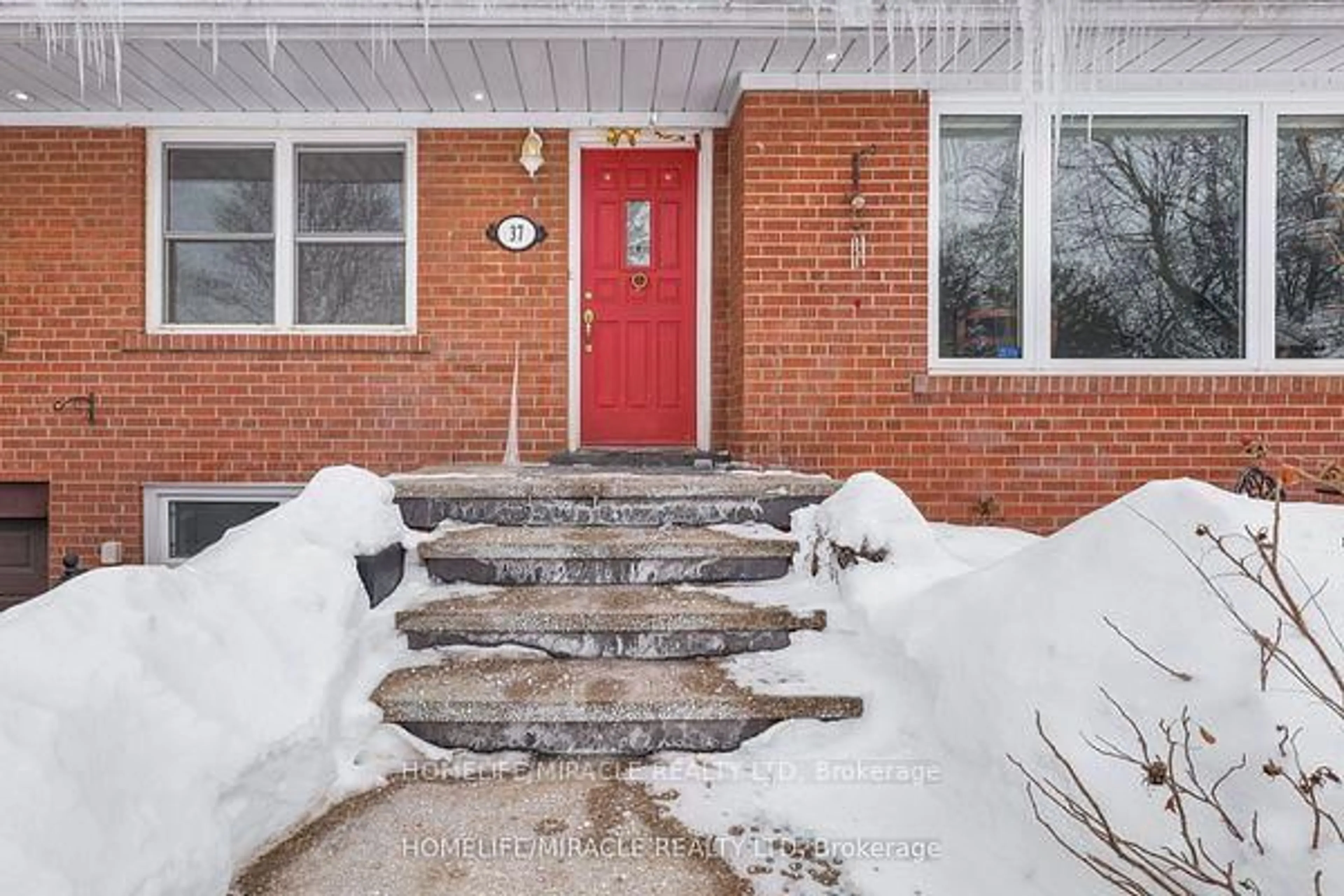 Indoor entryway for 37 Meadowland Dr, Brampton Ontario L6W 2R5