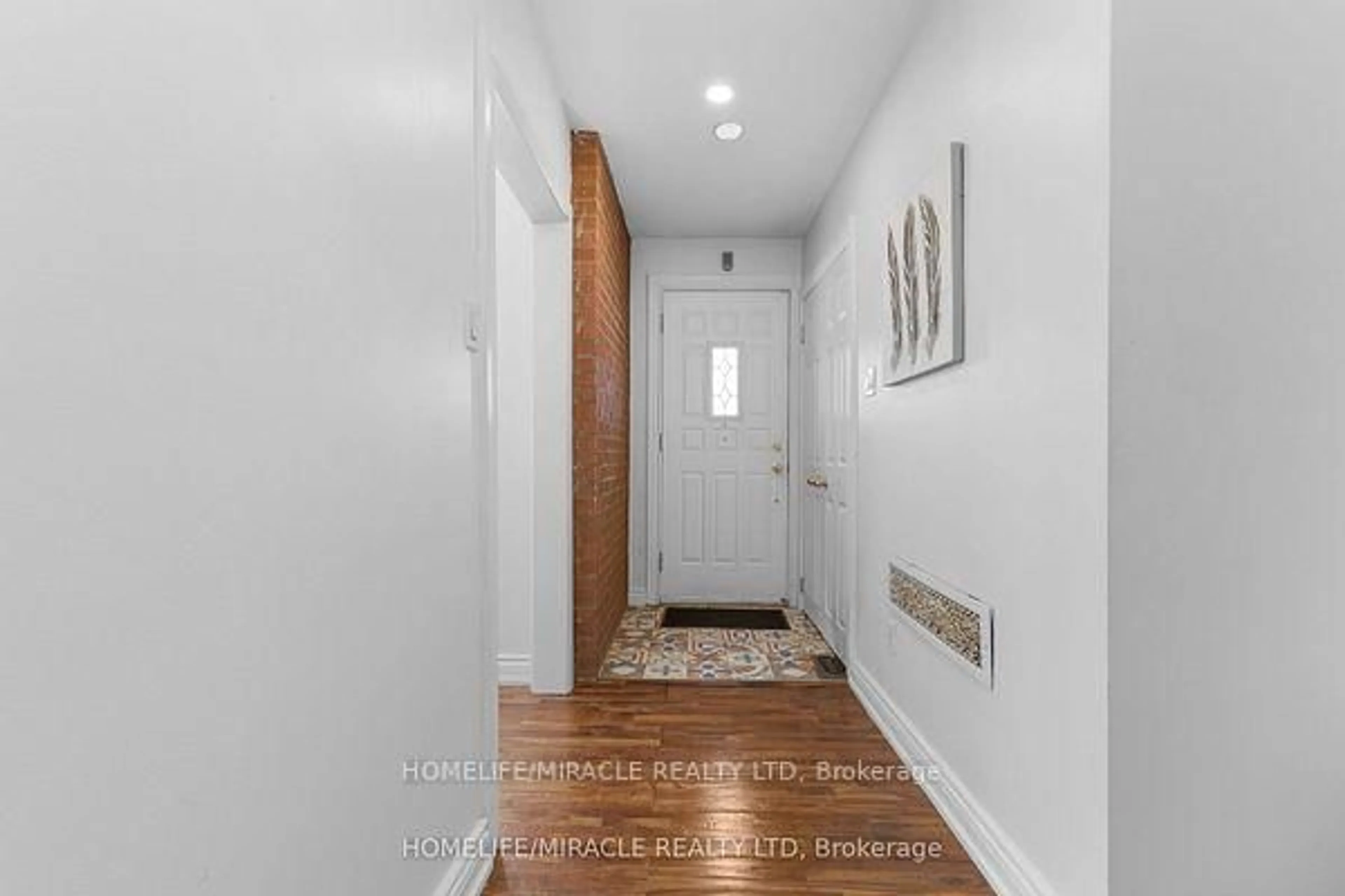 Indoor entryway for 37 Meadowland Dr, Brampton Ontario L6W 2R5