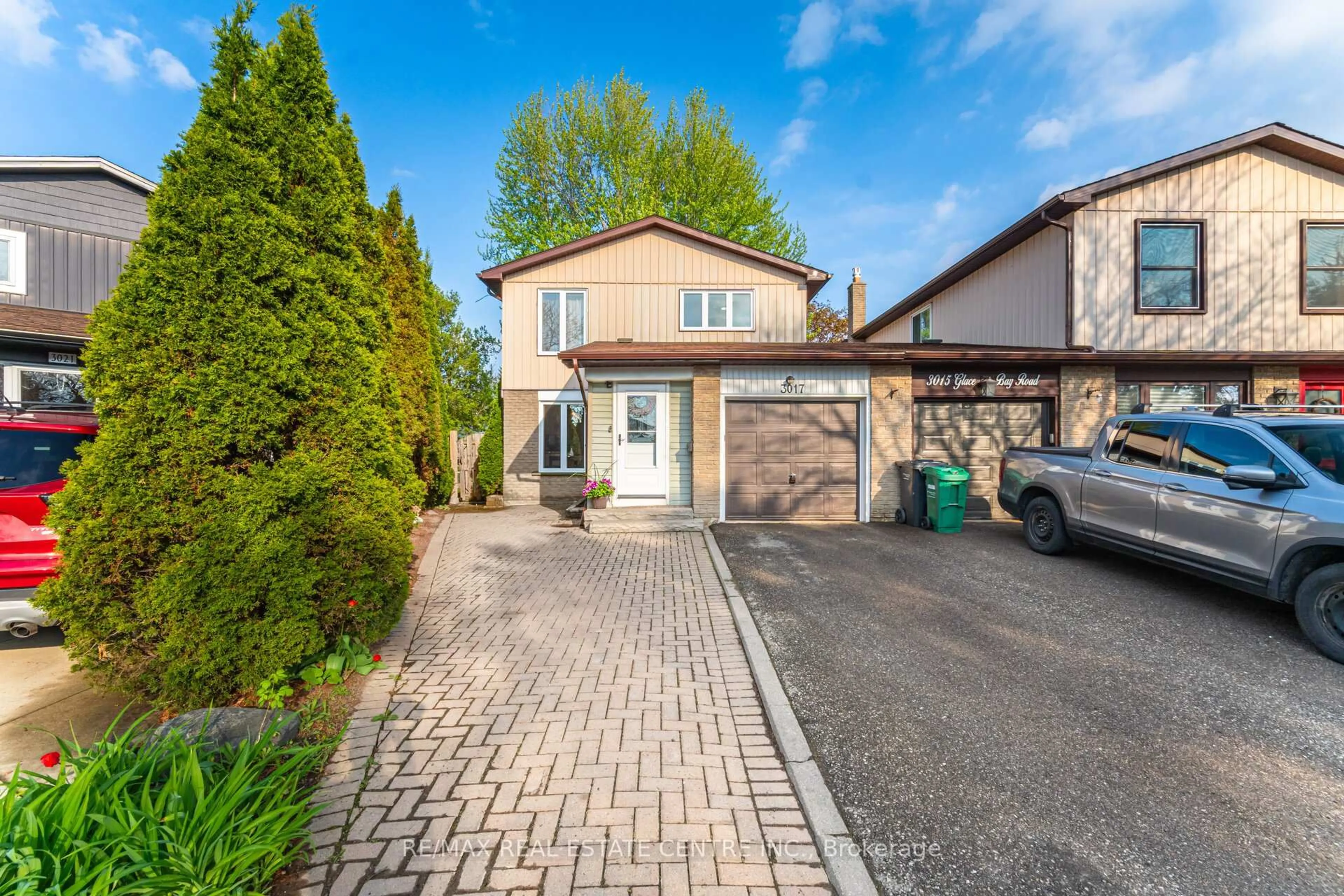 A pic from outside/outdoor area/front of a property/back of a property/a pic from drone, street for 3017 Glace Bay Rd, Mississauga Ontario L5N 2J9