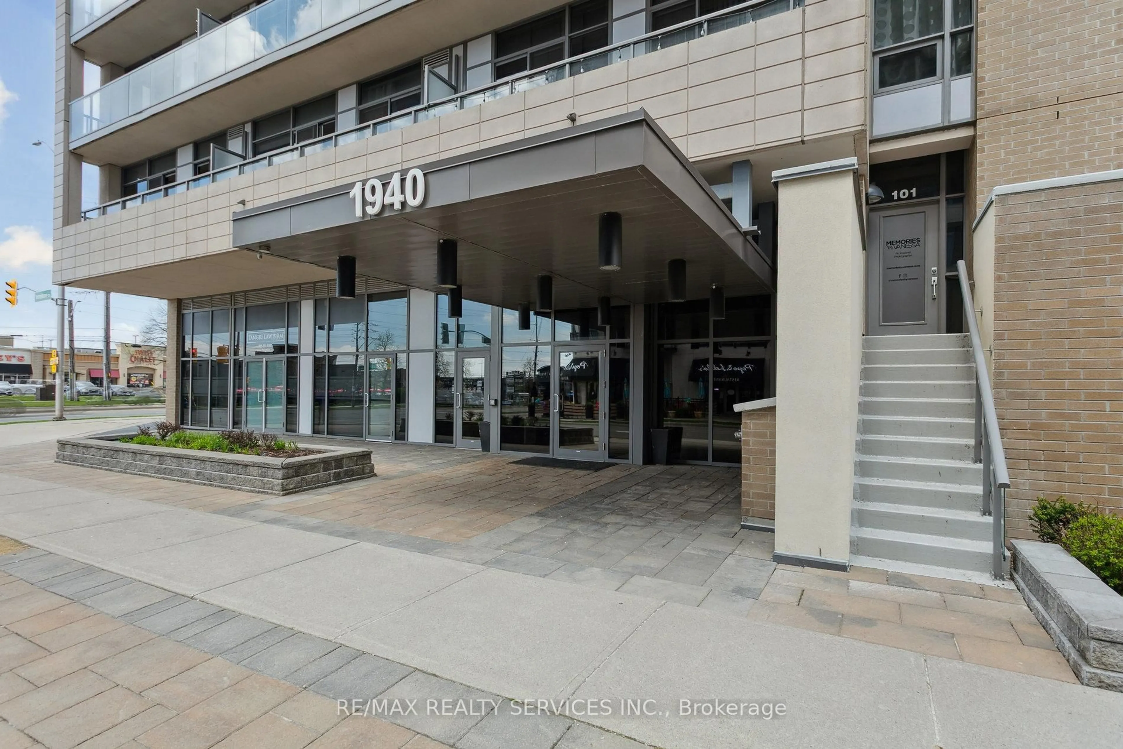 Indoor foyer for 1940 Ironstone Dr #104, Burlington Ontario L7L 0E4