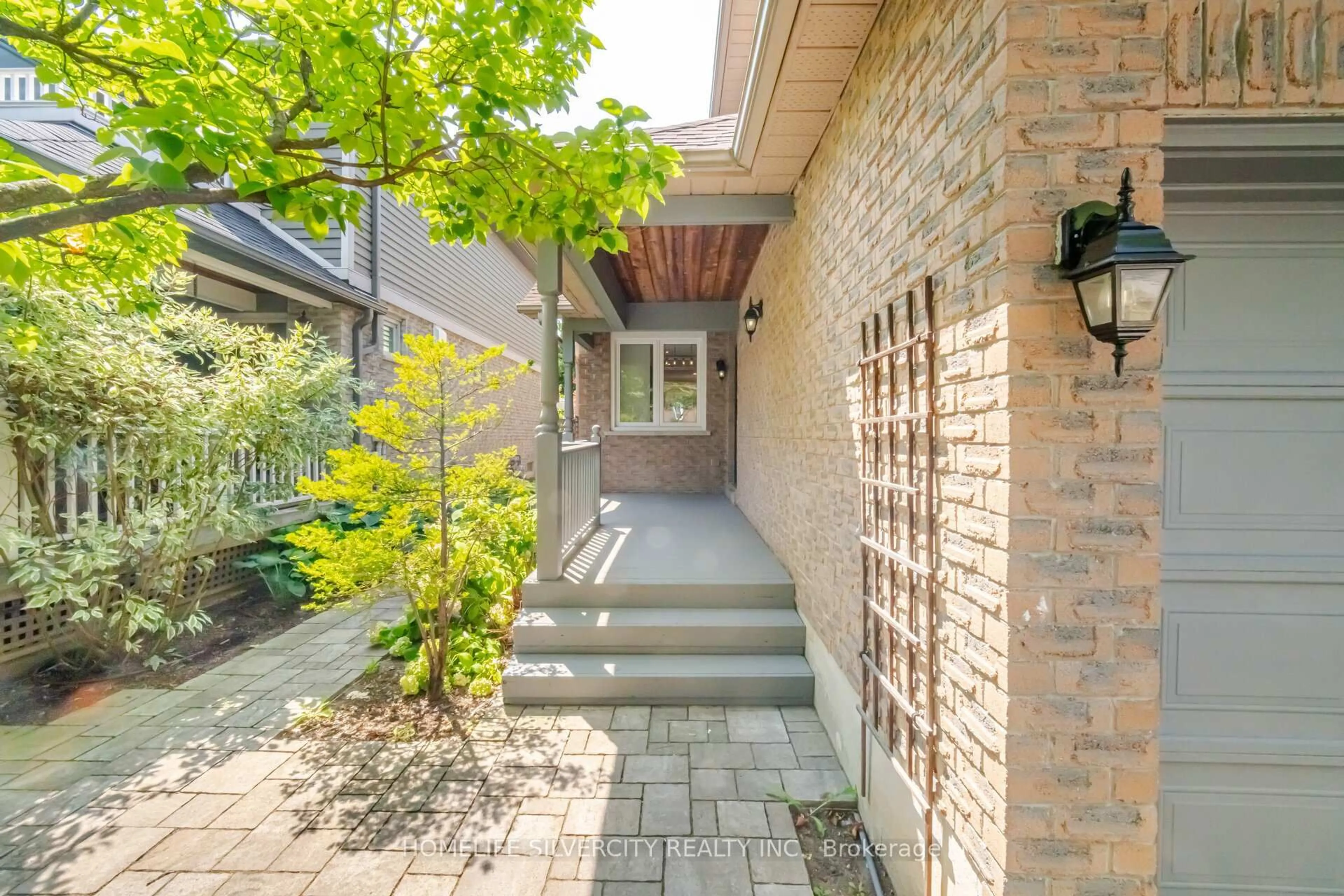 Patio, street for 5522 Holbrook Rd, Mississauga Ontario L5M 5G4