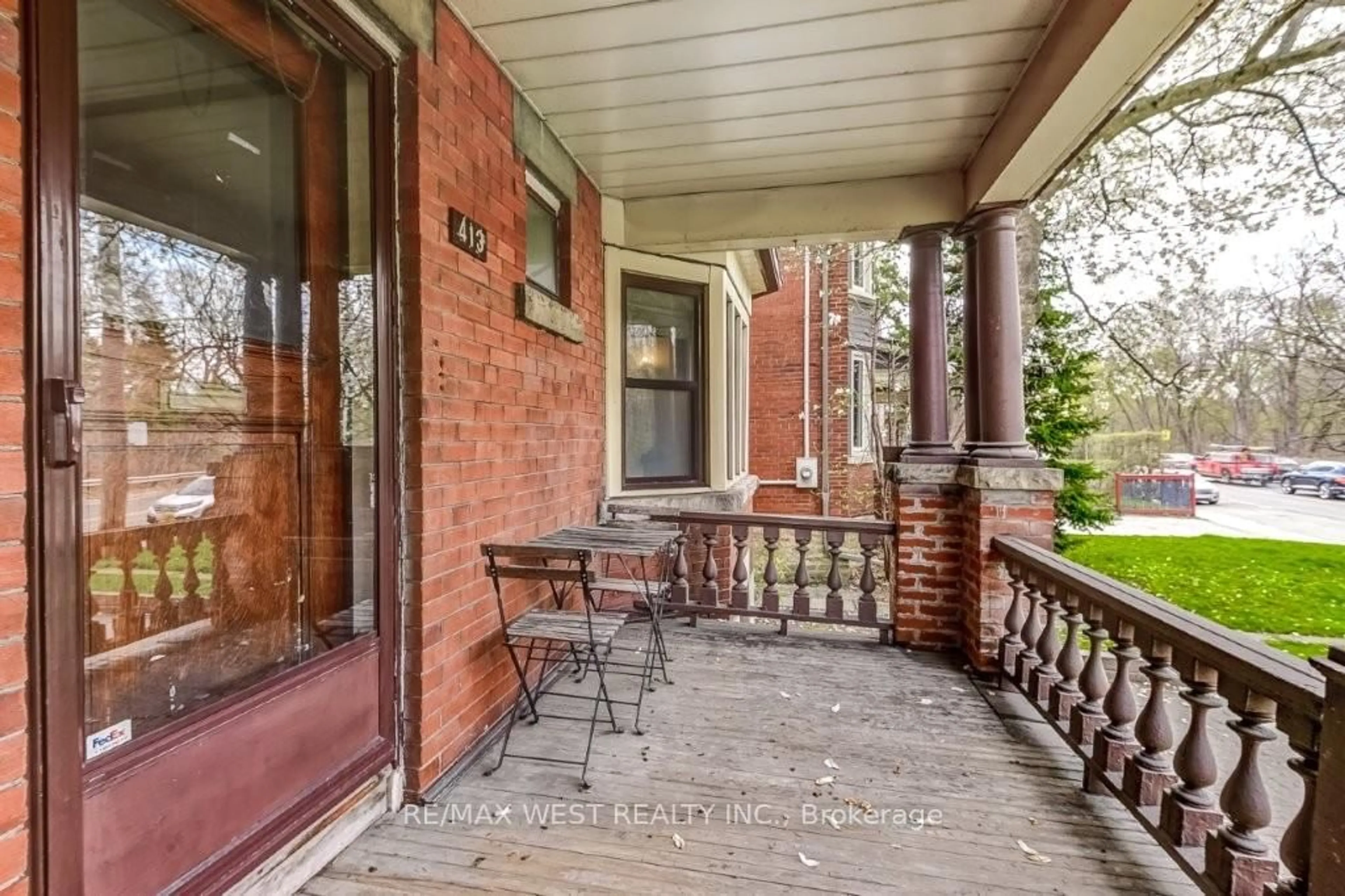 Patio, street for 413 Parkside Dr, Toronto Ontario M6R 2Z7