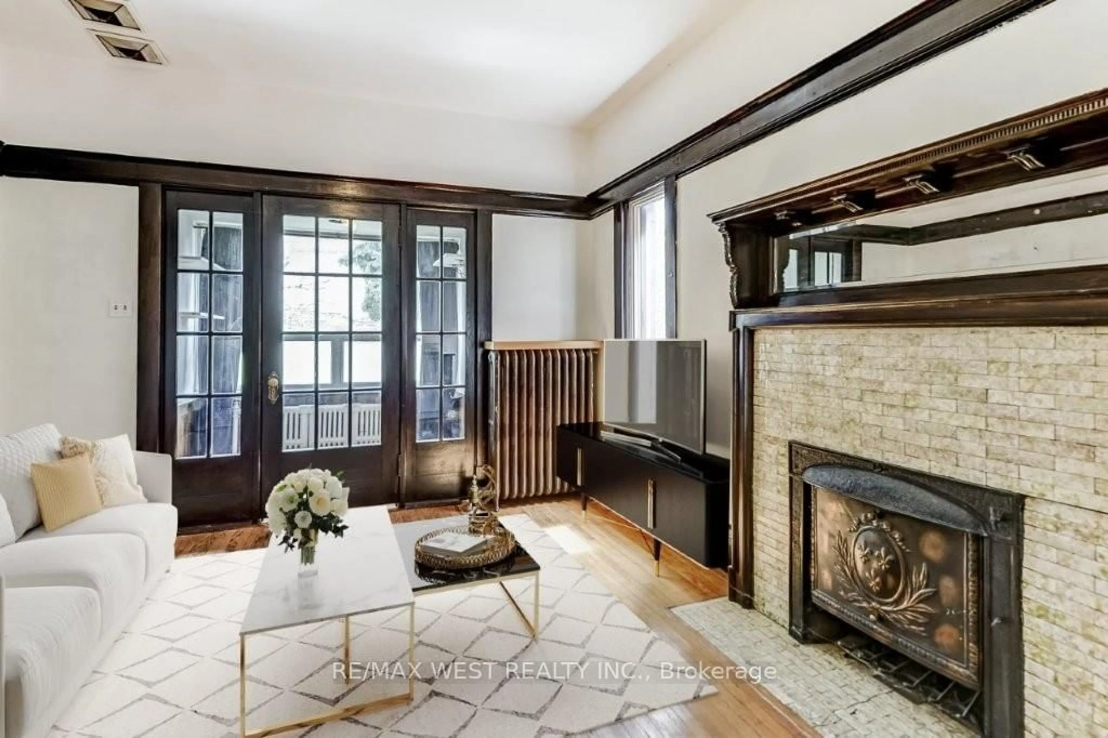 Living room with furniture, unknown for 413 Parkside Dr, Toronto Ontario M6R 2Z7