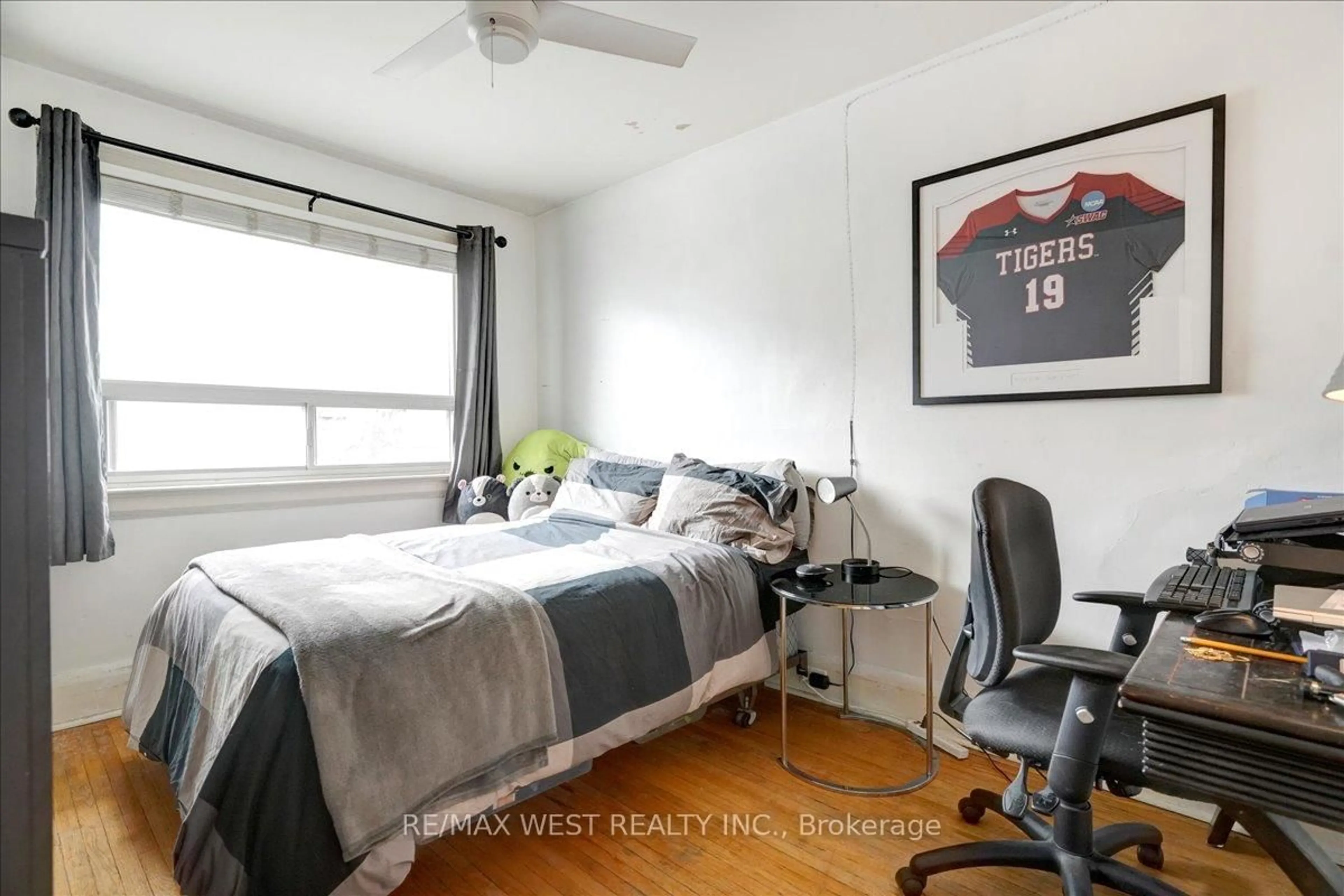 A pic of a room for 30 Glendale Ave, Toronto Ontario M6R 2S7