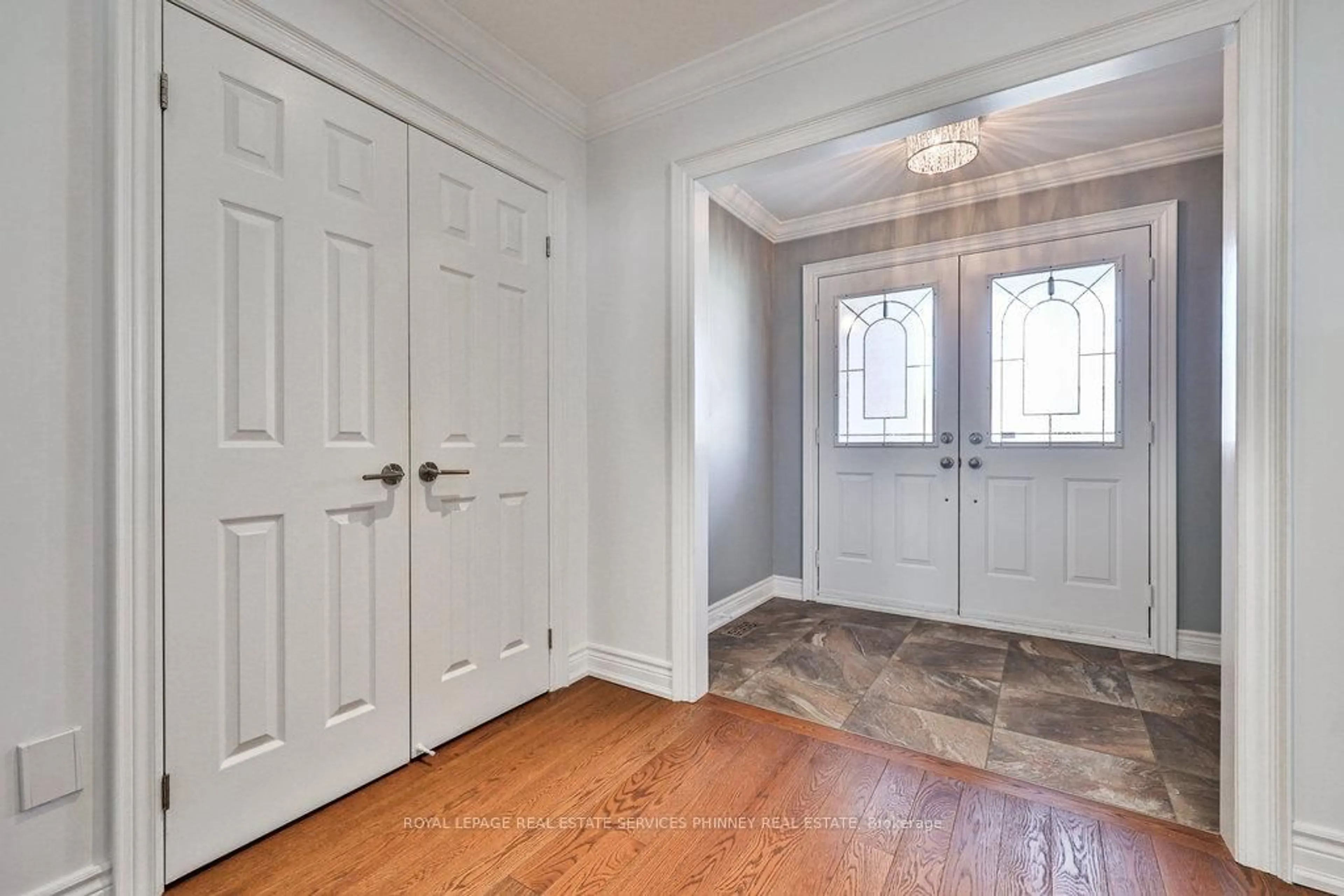 Indoor entryway for 2764 Rosewood Lane, Oakville Ontario L6J 7M3