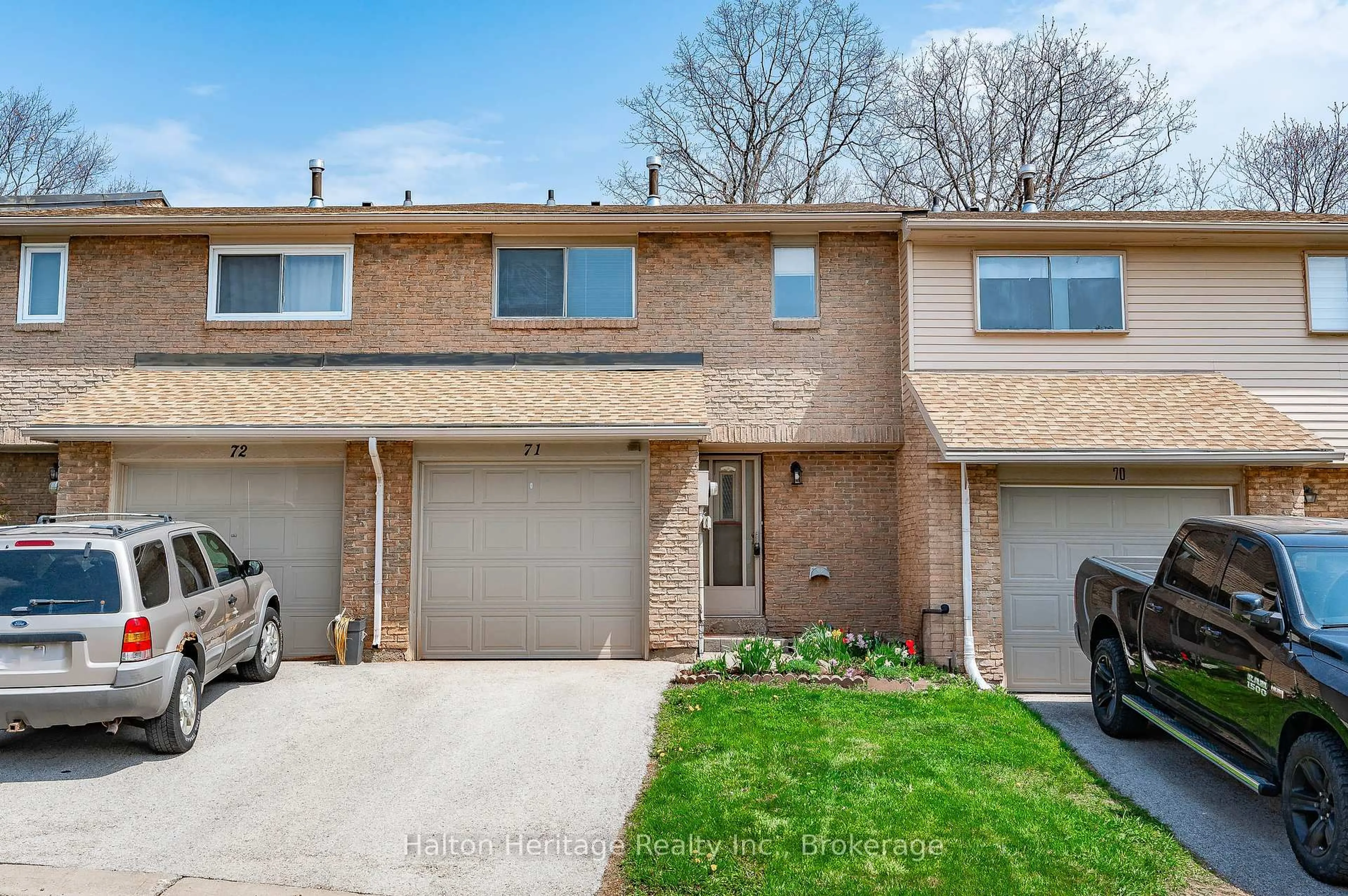 Home with brick exterior material, street for 1556 Lancaster Dr #71, Oakville Ontario L6H 2Z4