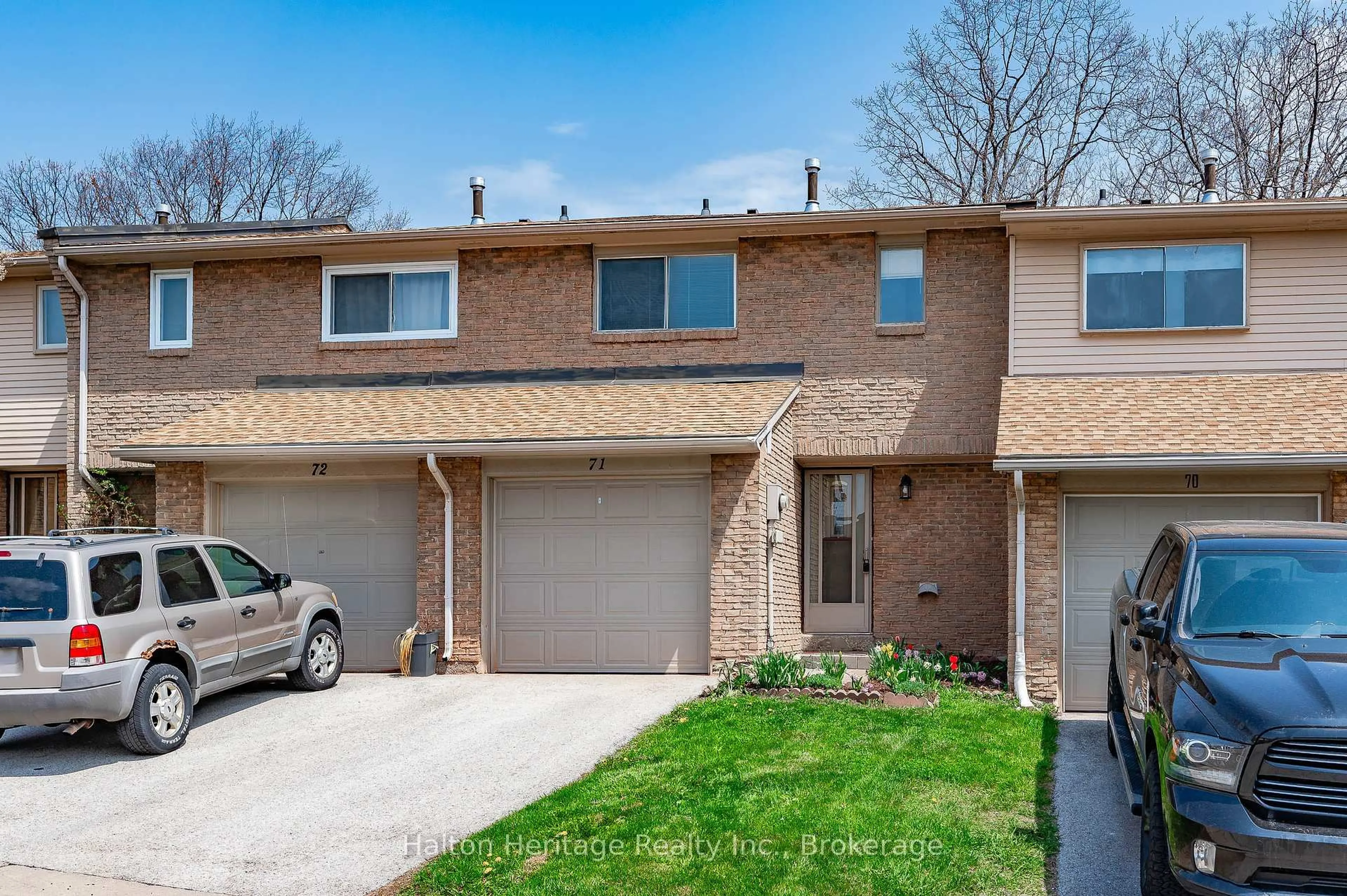 Home with brick exterior material, street for 1556 Lancaster Dr #71, Oakville Ontario L6H 2Z4