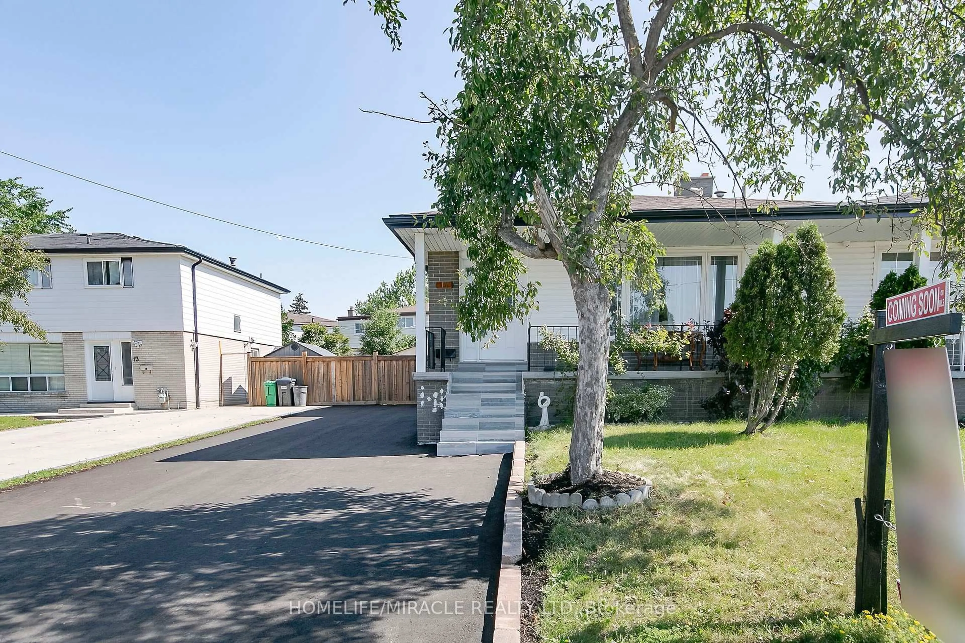 A pic from outside/outdoor area/front of a property/back of a property/a pic from drone, street for 11 Dartford Rd, Brampton Ontario L6T 2Z3