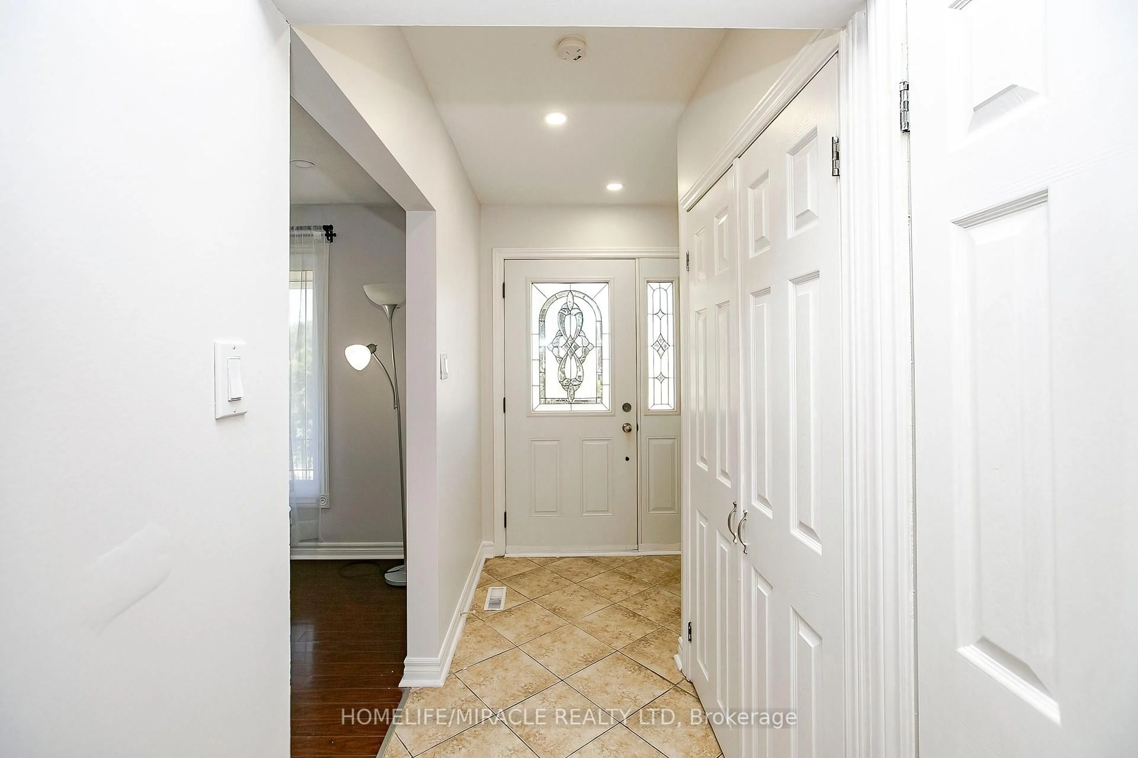 Indoor entryway for 11 Dartford Rd, Brampton Ontario L6T 2Z3