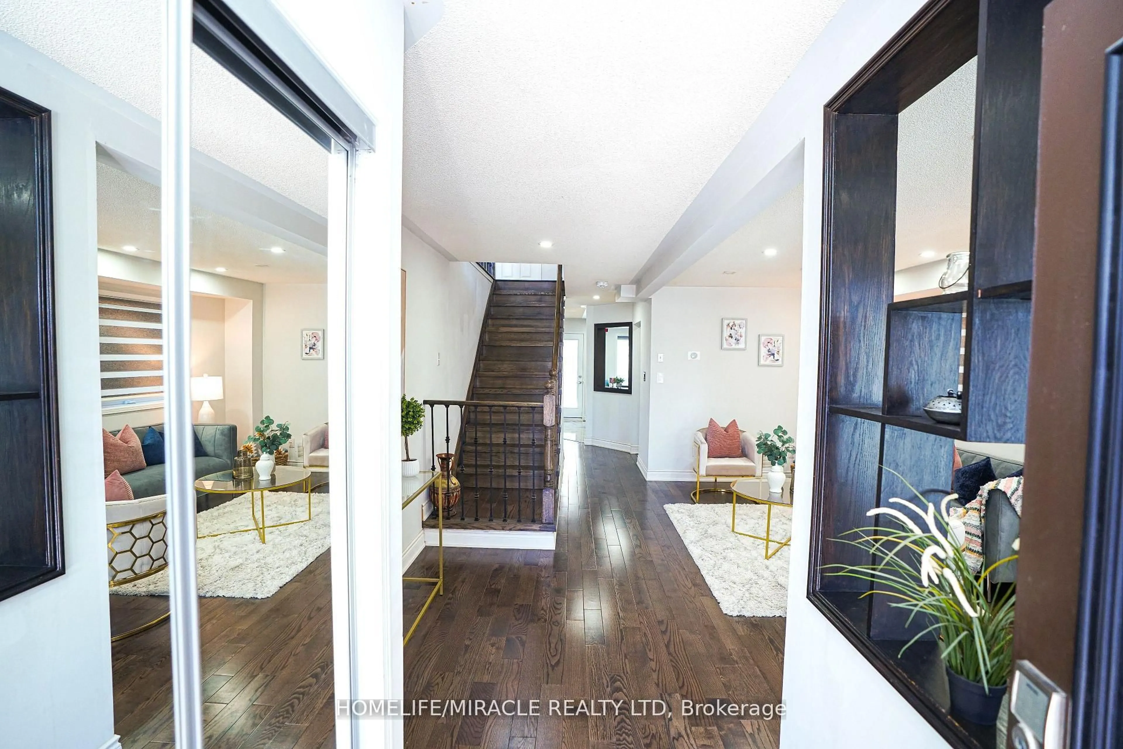 Indoor entryway for 23 Hollowgrove Blvd, Brampton Ontario L6P 1B1