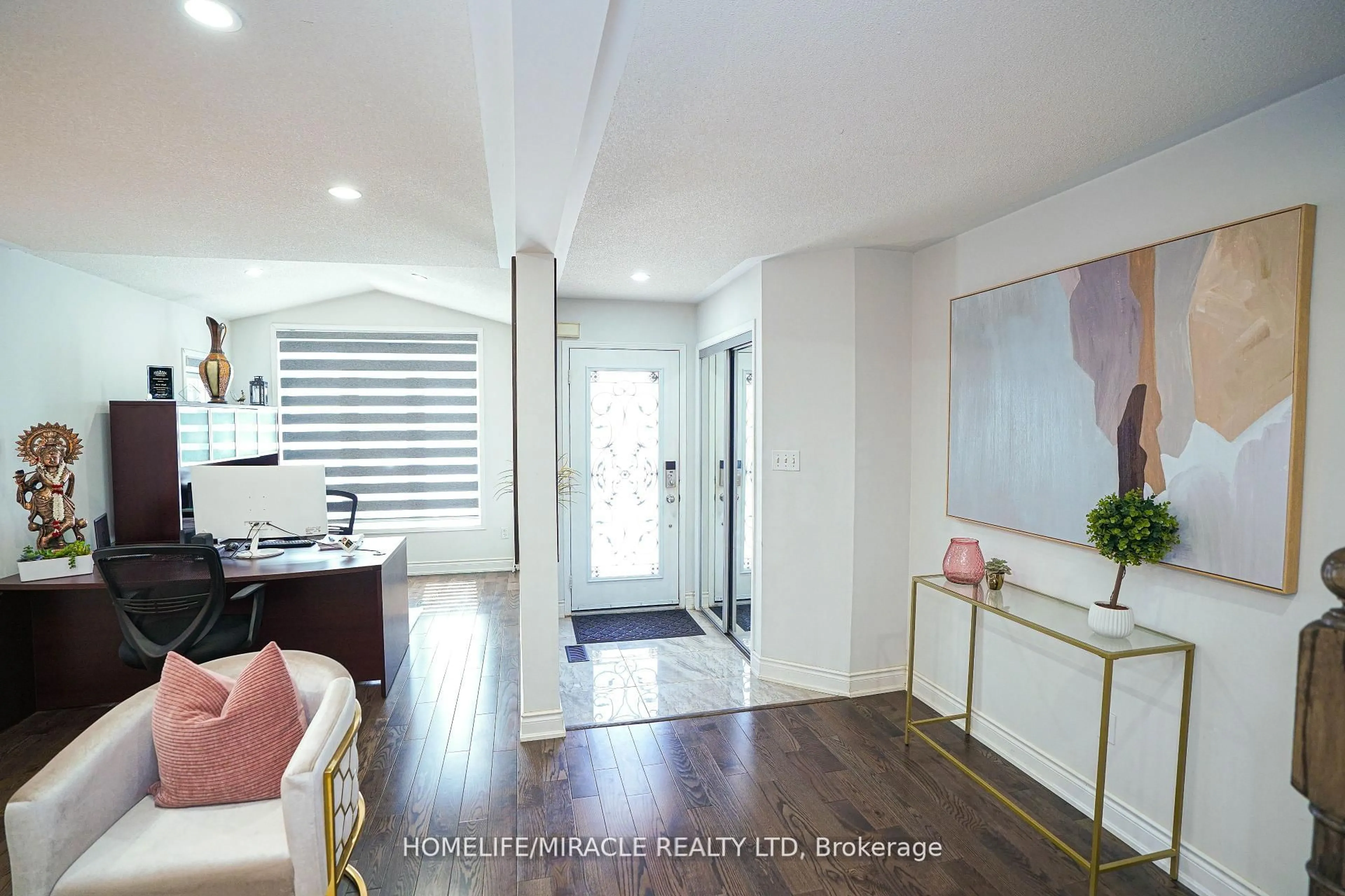 Indoor entryway for 23 Hollowgrove Blvd, Brampton Ontario L6P 1B1