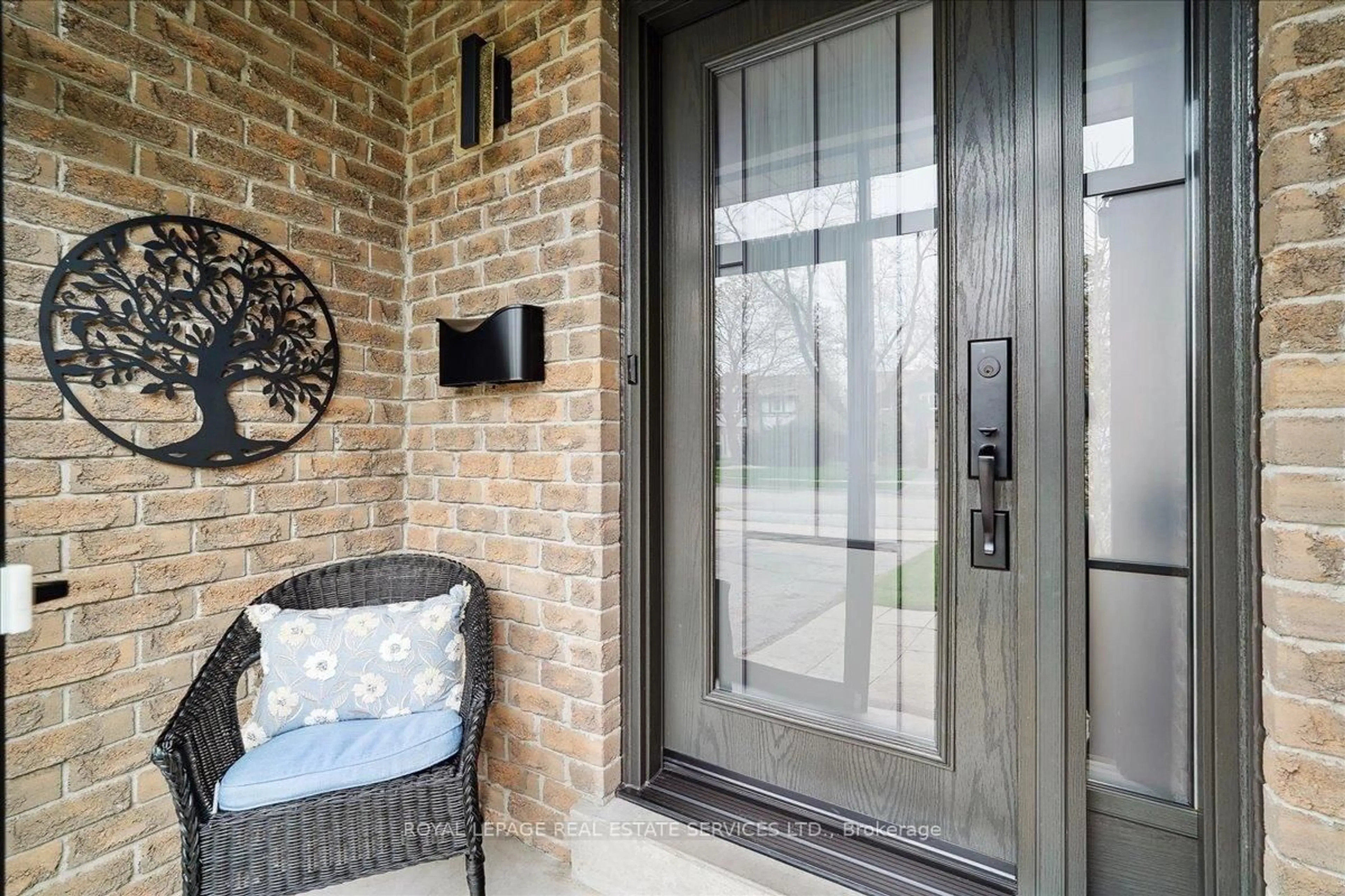 Indoor entryway for 198 Somerville Pl, Oakville Ontario L6L 5W1