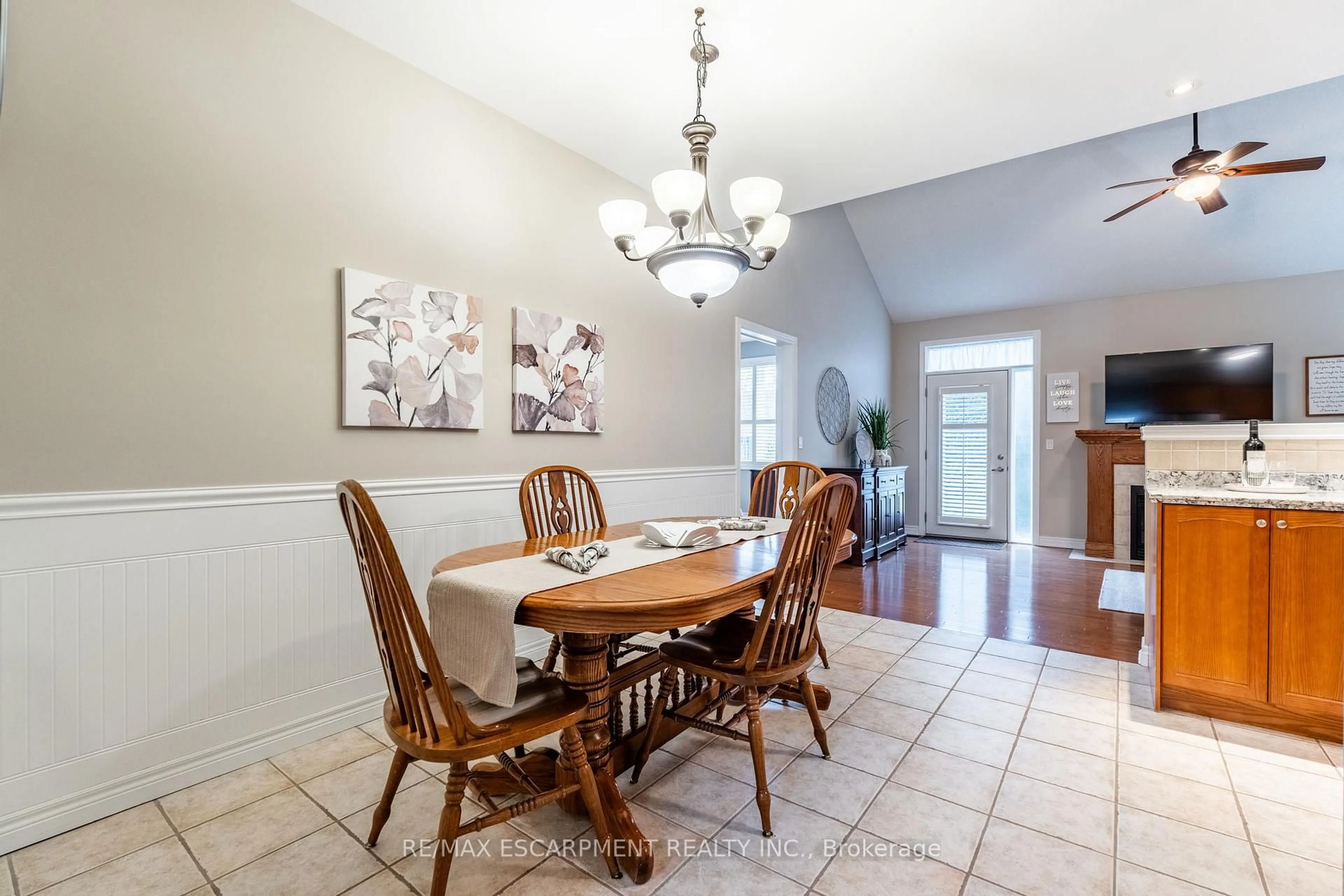 Dining room, ceramic/tile floor for 2165 Itabashi Way #70, Burlington Ontario L7M 0A2