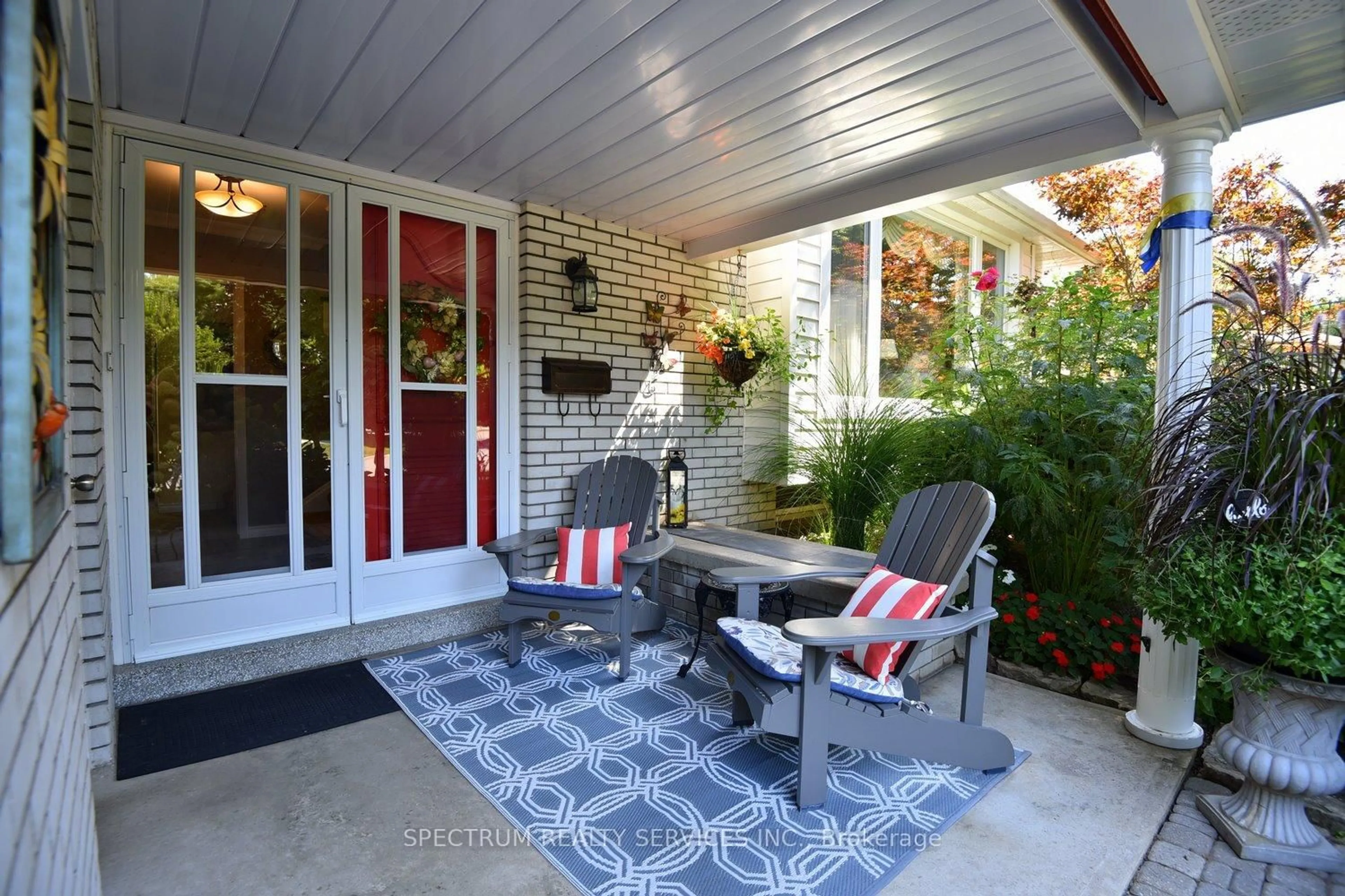 Patio, street for 615 Cherrywood Dr, Burlington Ontario L7T 3W9