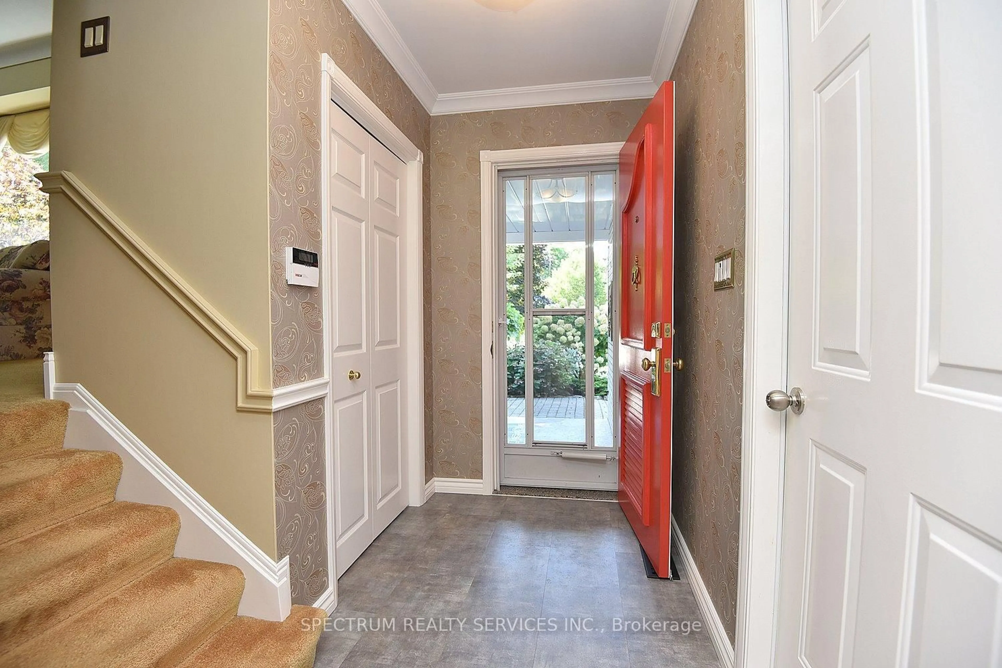 Indoor entryway for 615 Cherrywood Dr, Burlington Ontario L7T 3W9