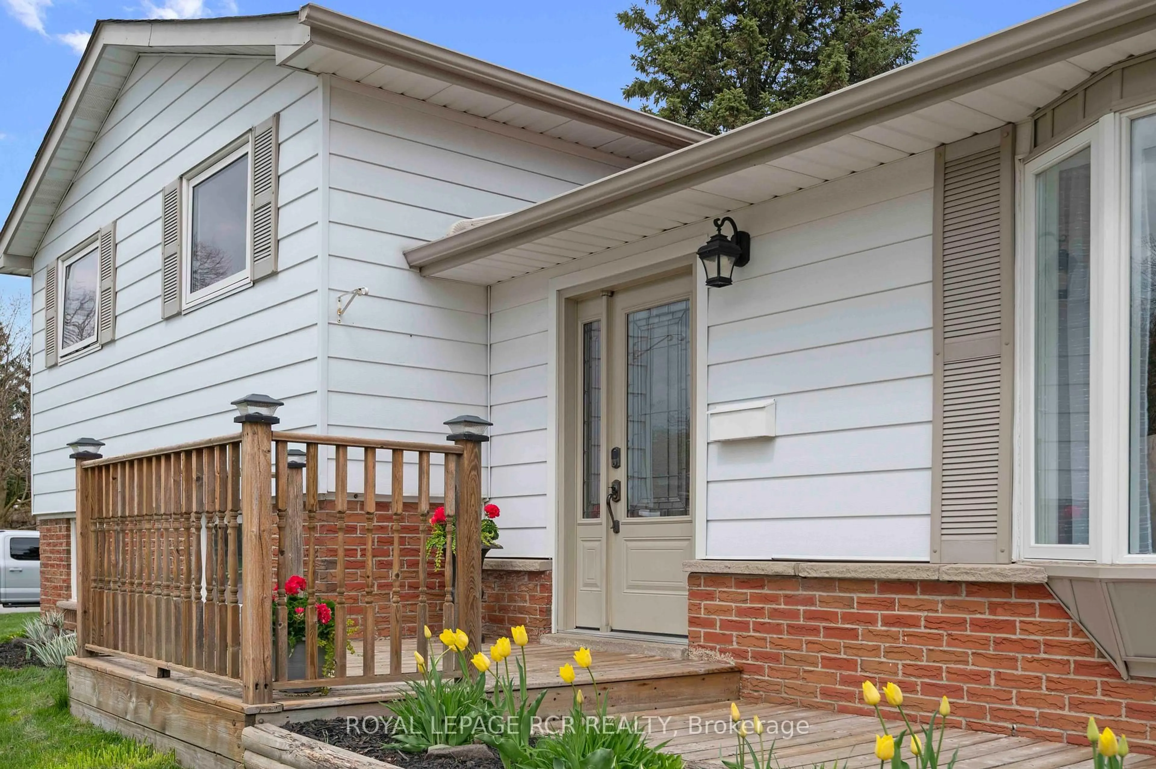Home with vinyl exterior material, street for 118 Highland Dr, Orangeville Ontario L9W 3E5