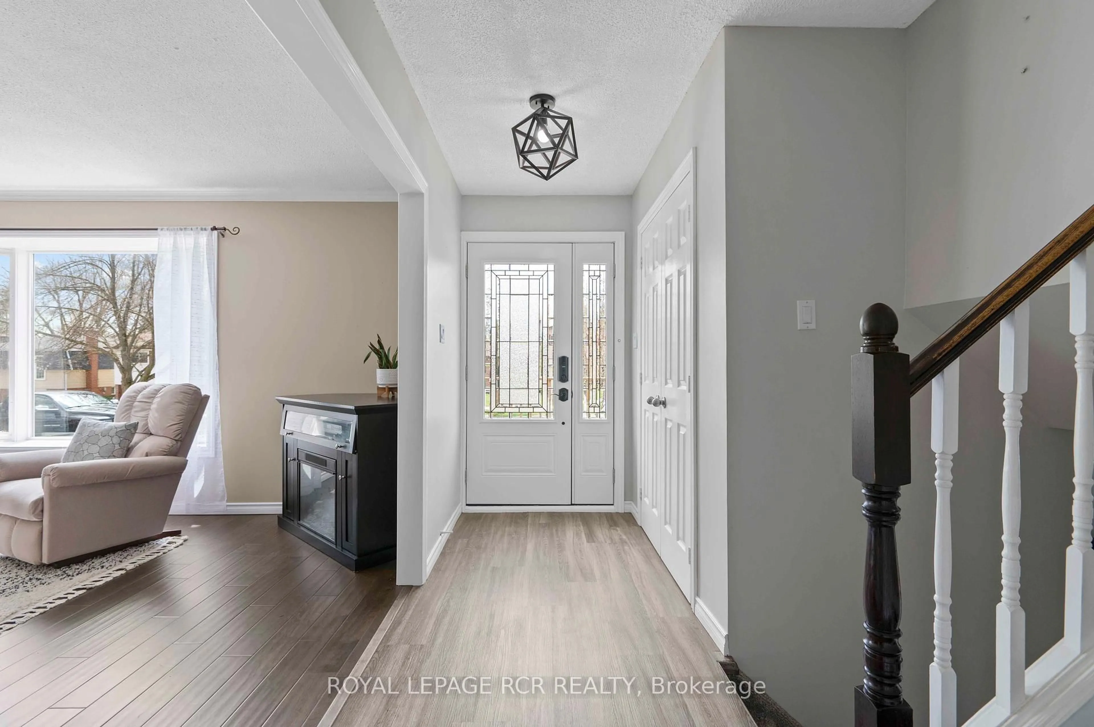 Indoor entryway for 118 Highland Dr, Orangeville Ontario L9W 3E5