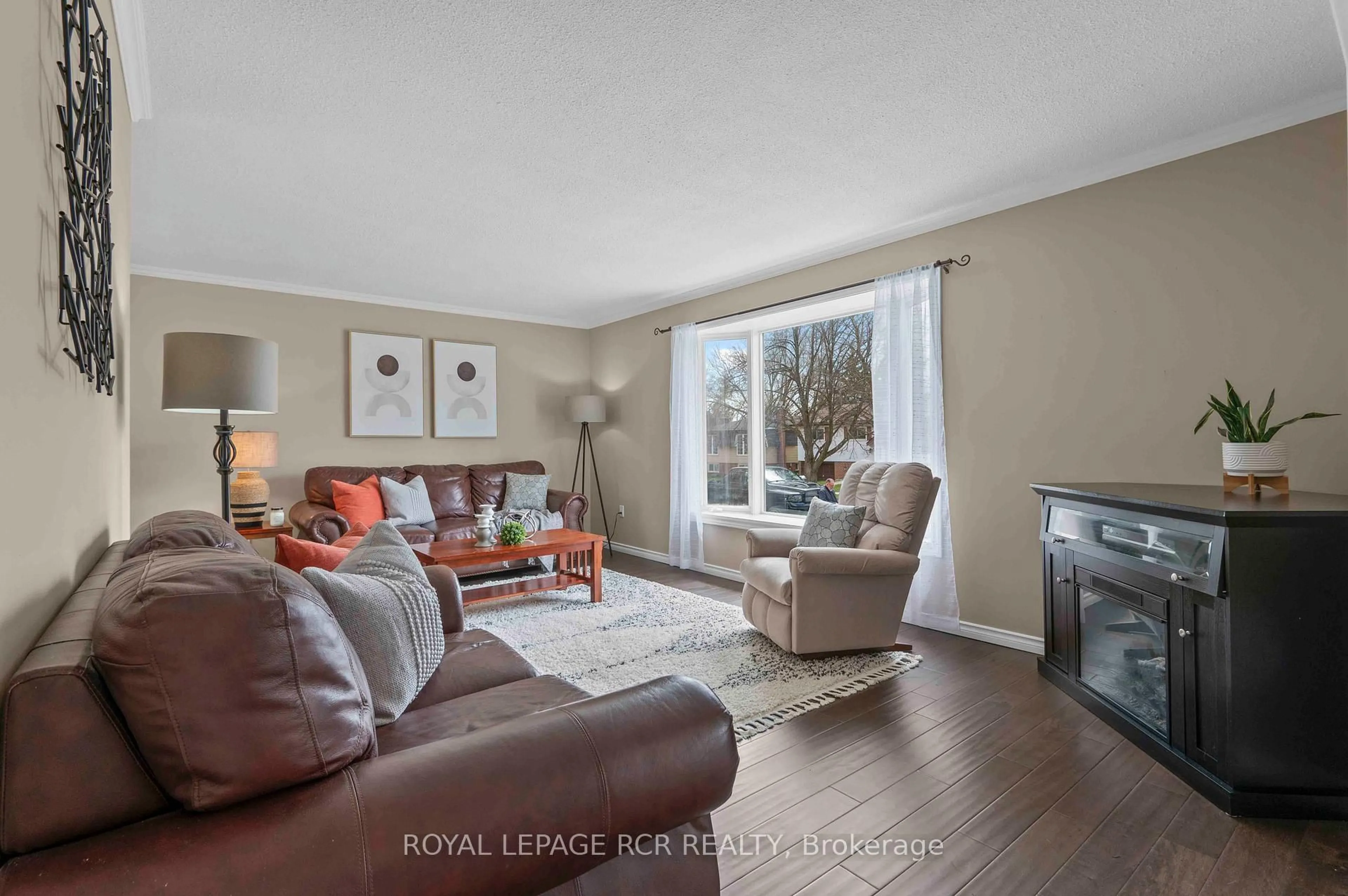 Living room with furniture, wood/laminate floor for 118 Highland Dr, Orangeville Ontario L9W 3E5