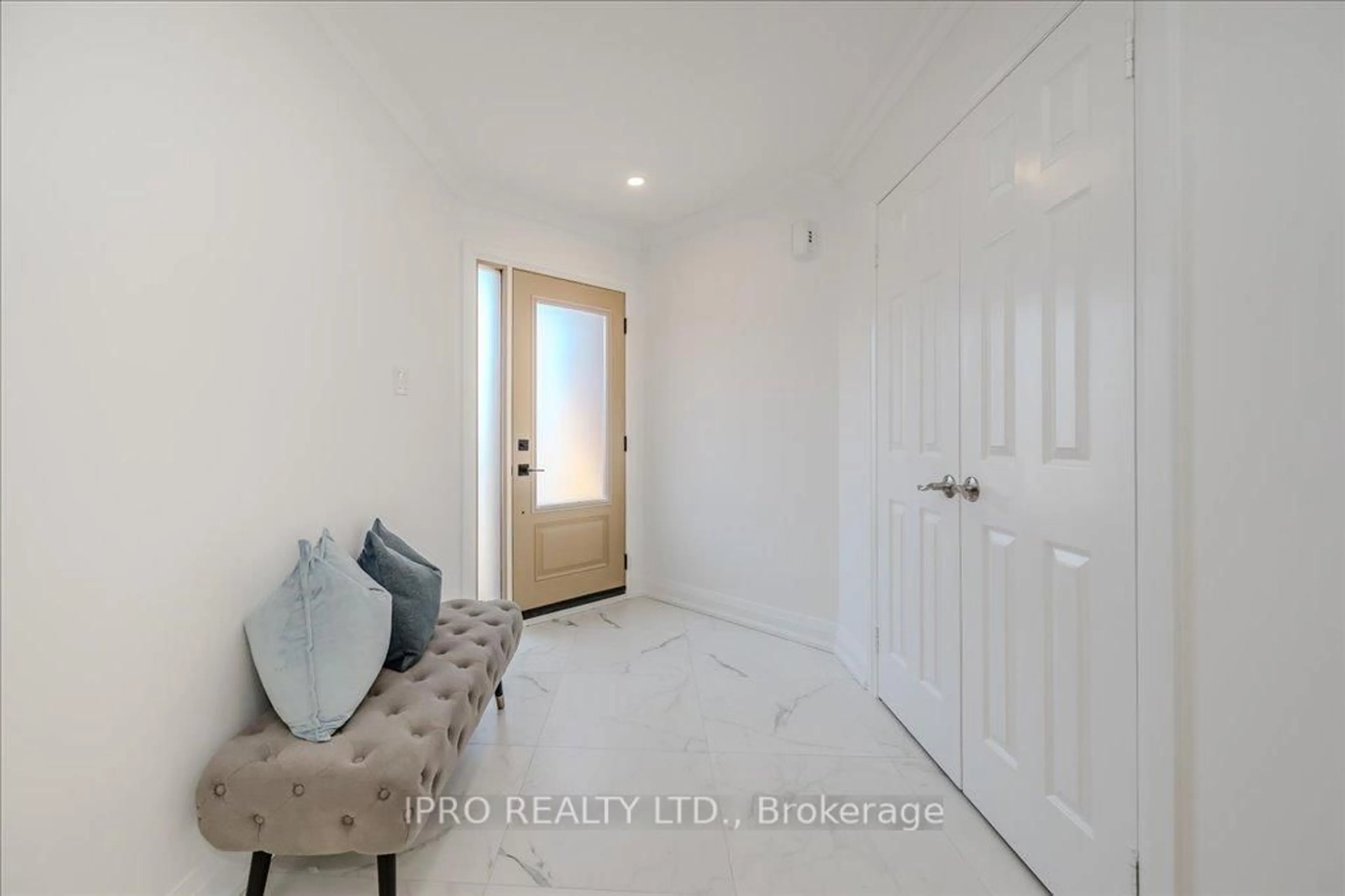 Indoor entryway for 5159 Sundial Crt, Mississauga Ontario L5R 2T1