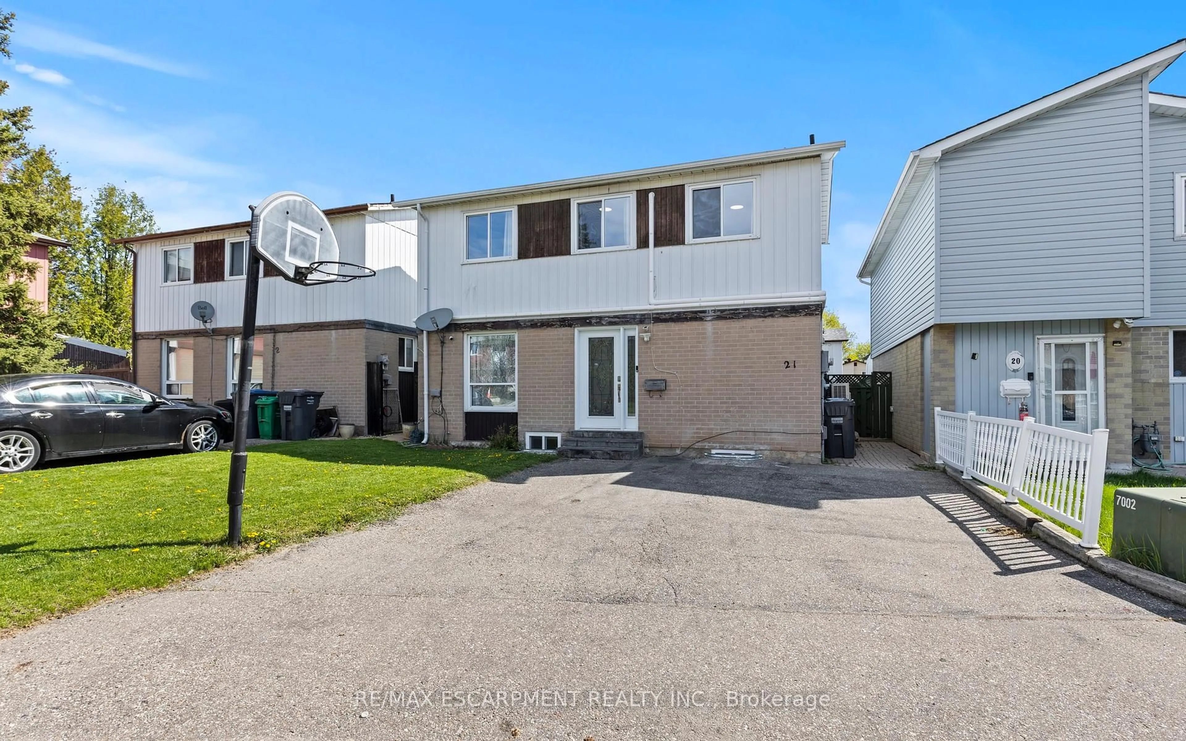 A pic from outside/outdoor area/front of a property/back of a property/a pic from drone, street for 21 Grand River Crt, Brampton Ontario L6S 2J8