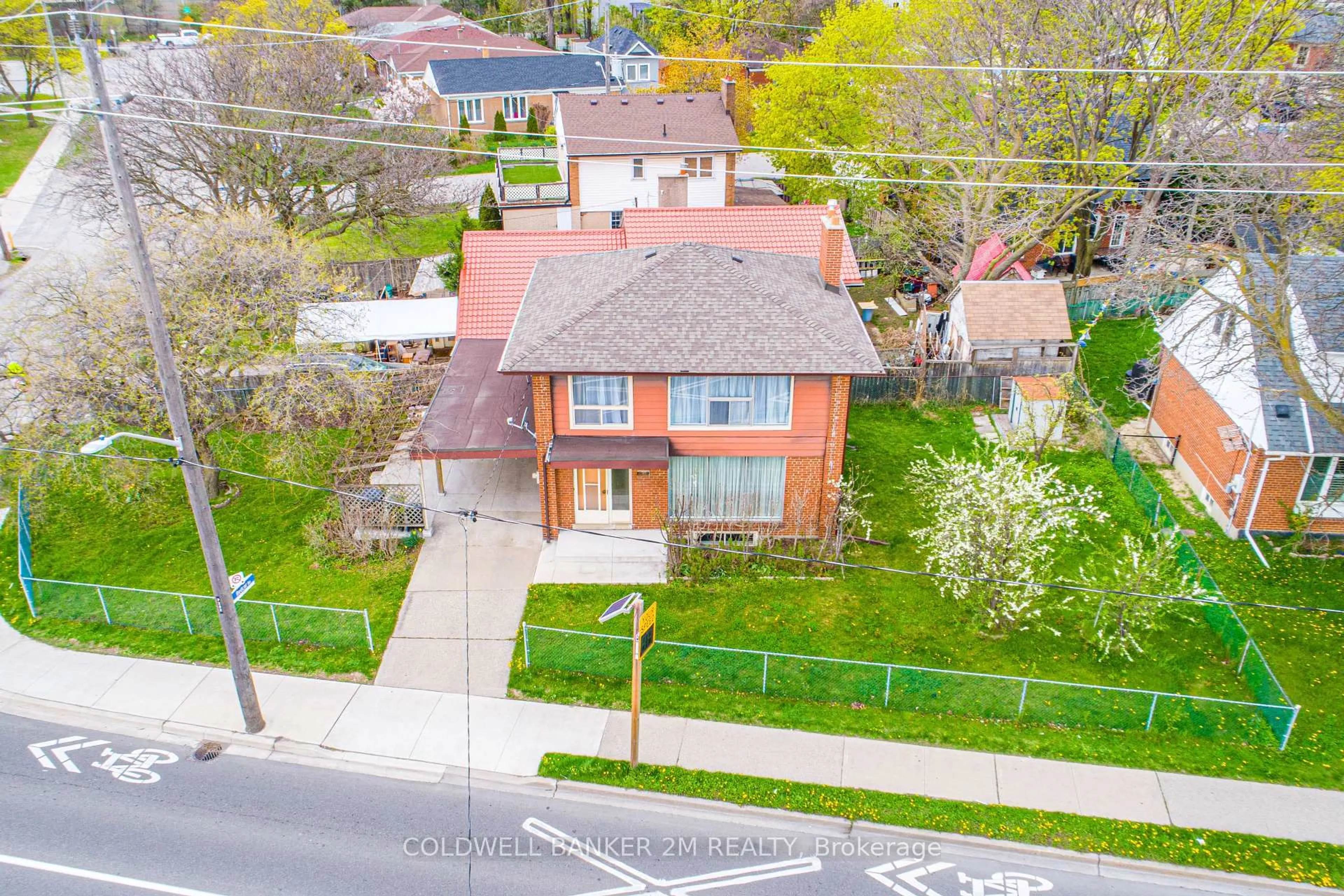 A pic from outside/outdoor area/front of a property/back of a property/a pic from drone, street for 282 The East Mall N/A, Toronto Ontario M9B 3Z3