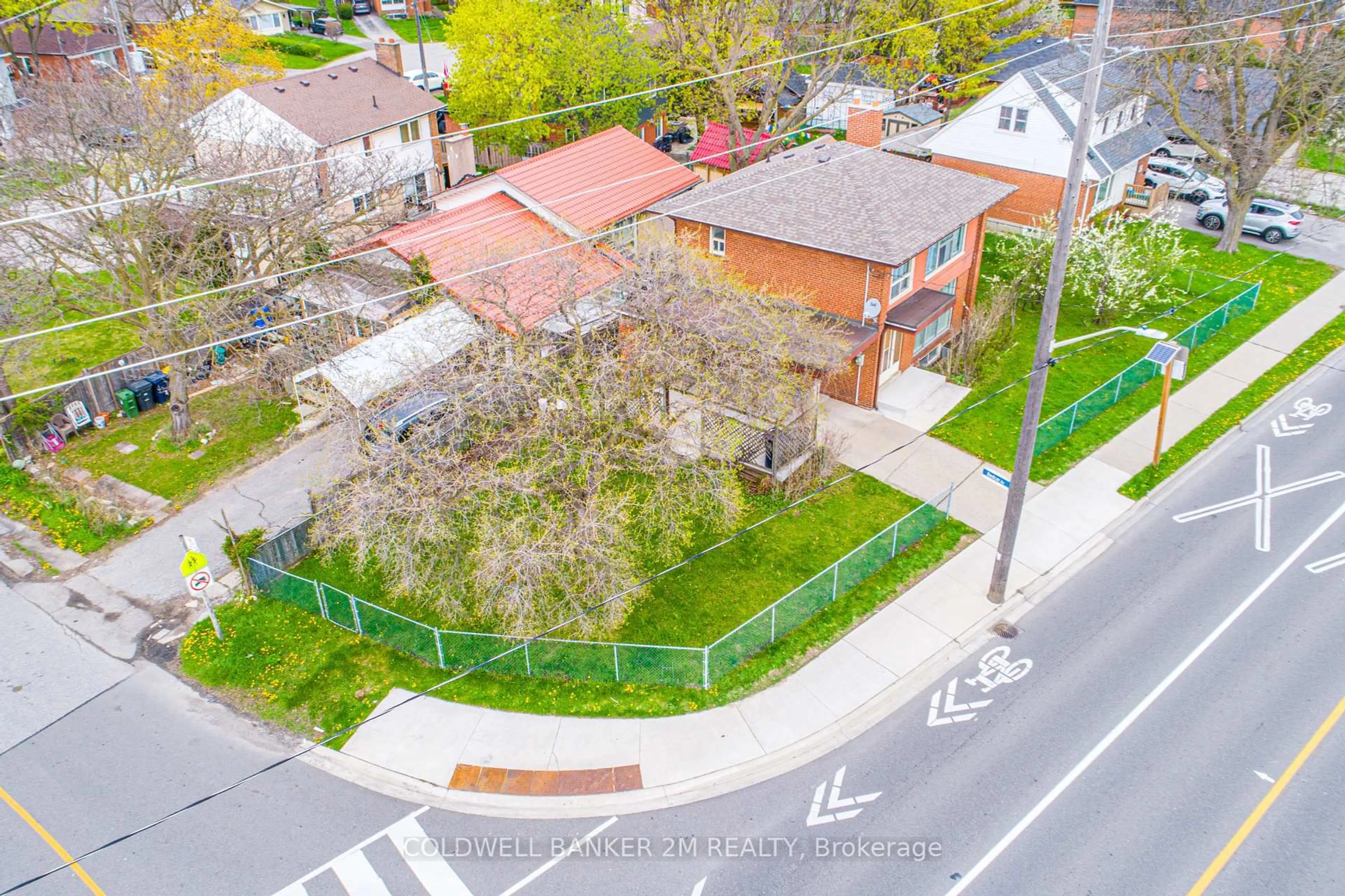 A pic from outside/outdoor area/front of a property/back of a property/a pic from drone, street for 282 The East Mall N/A, Toronto Ontario M9B 3Z3