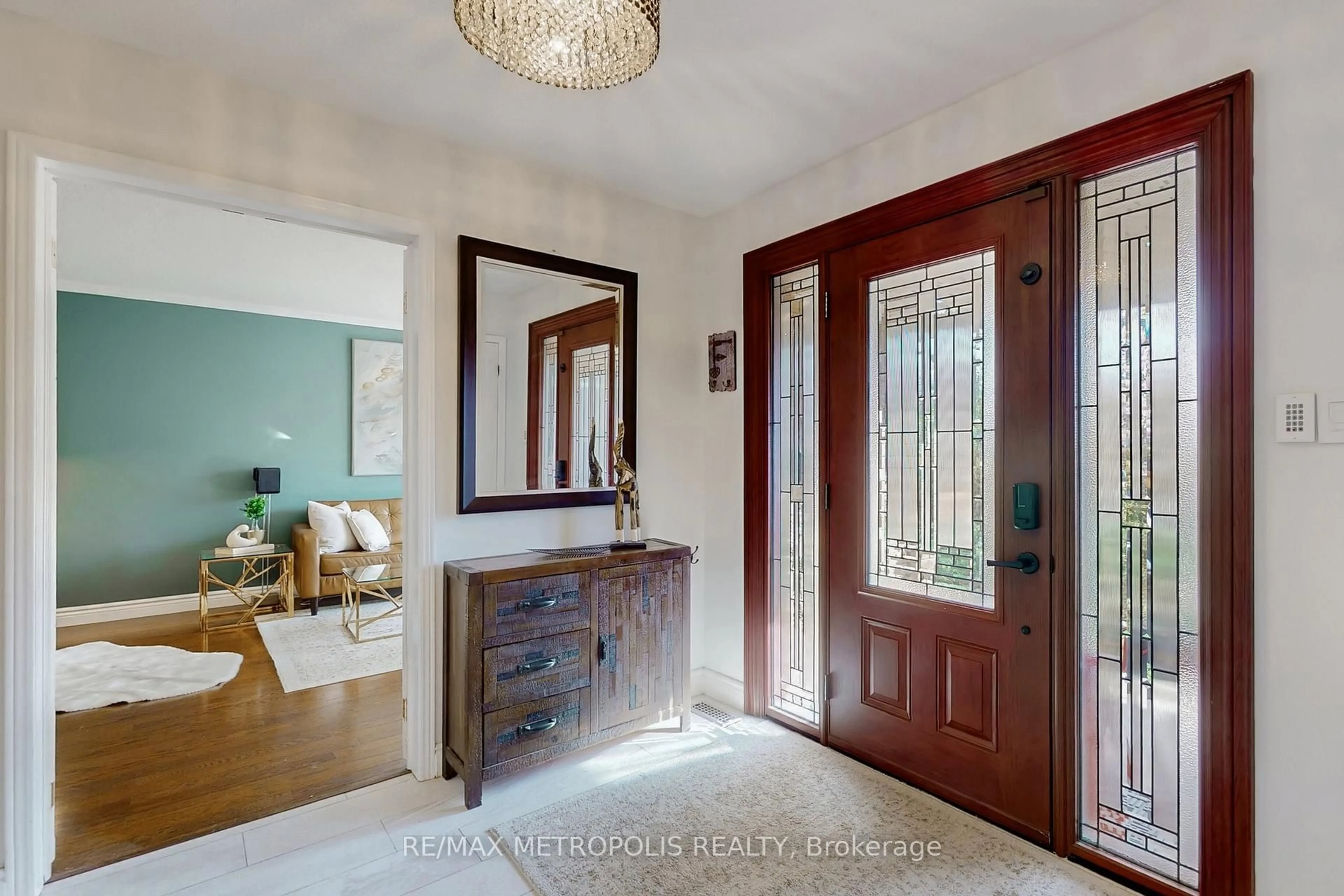 Indoor entryway for 1310 Golden Meadow Tr, Oakville Ontario L6H 4L8