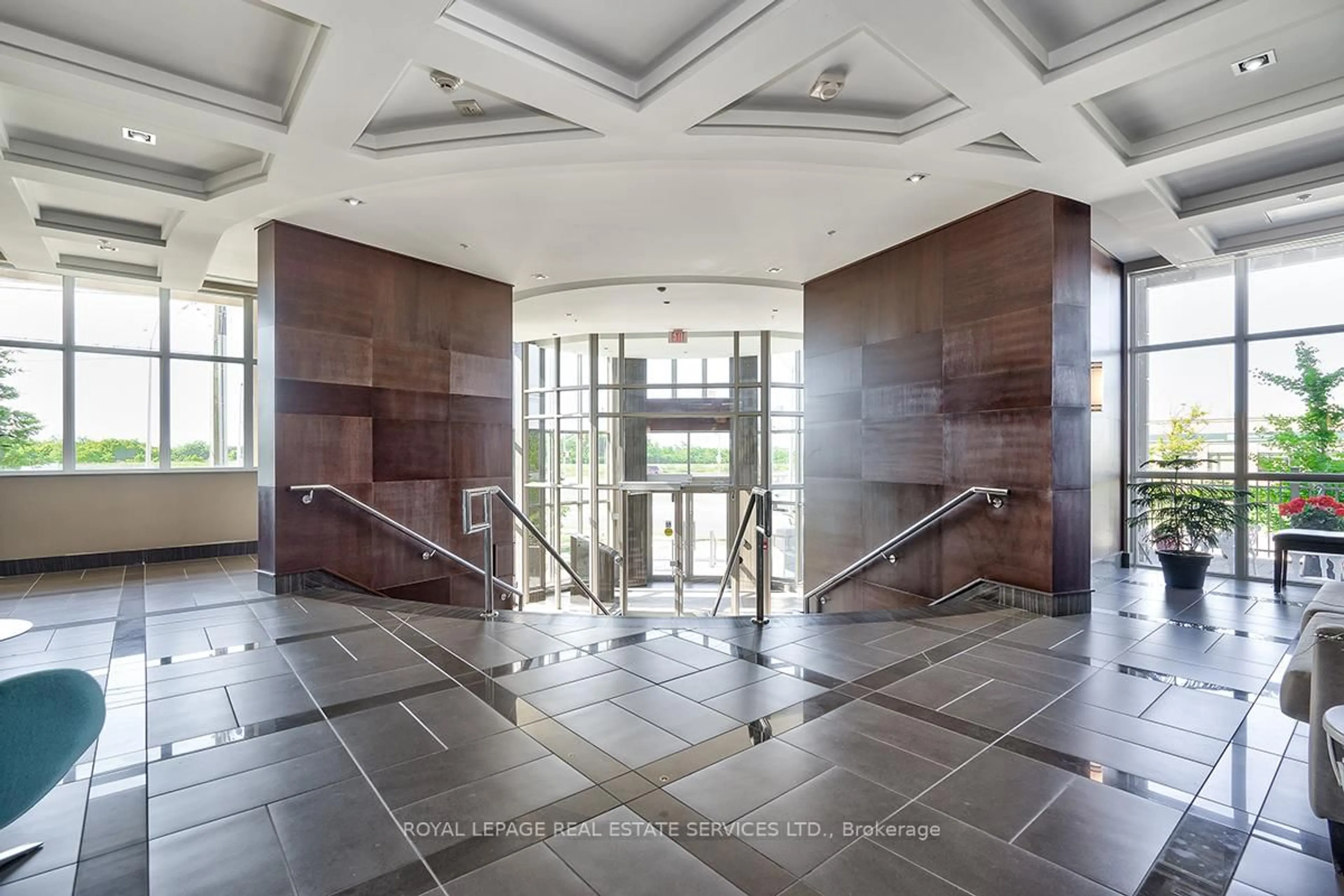 Indoor foyer for 2480 Prince Michael Dr #725, Oakville Ontario L6H 0H1