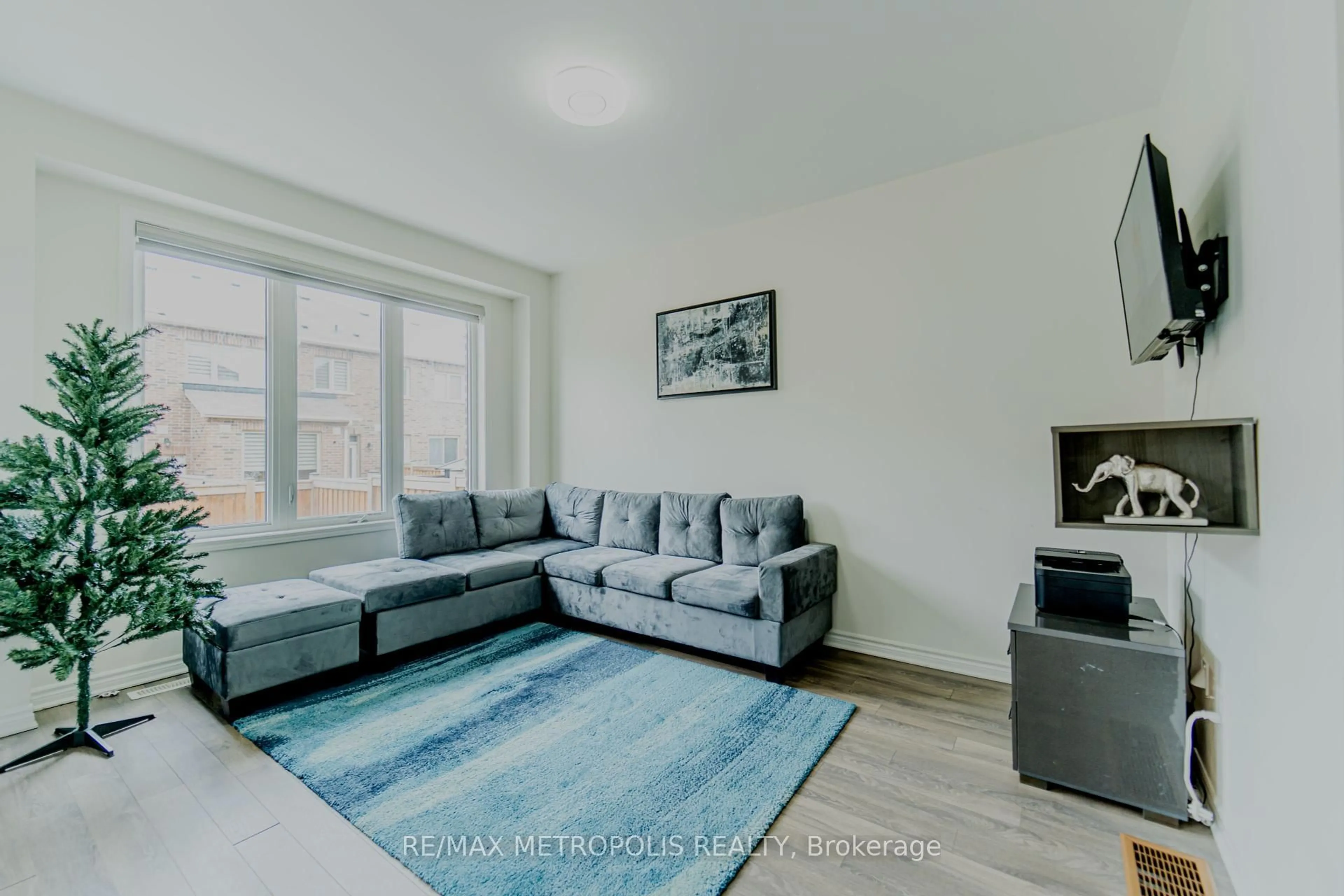 Living room with furniture, unknown for 55 Callandar Rd, Brampton Ontario L7A 5E2