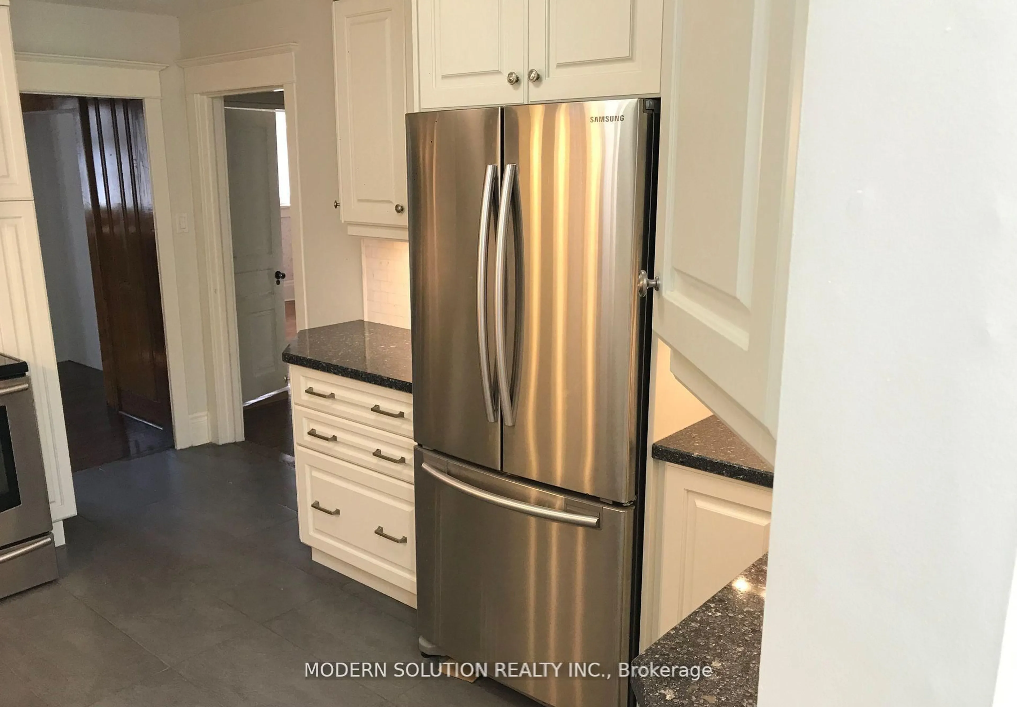 Standard kitchen, unknown for 28 Forest Ave, Mississauga Ontario L5G 1K8