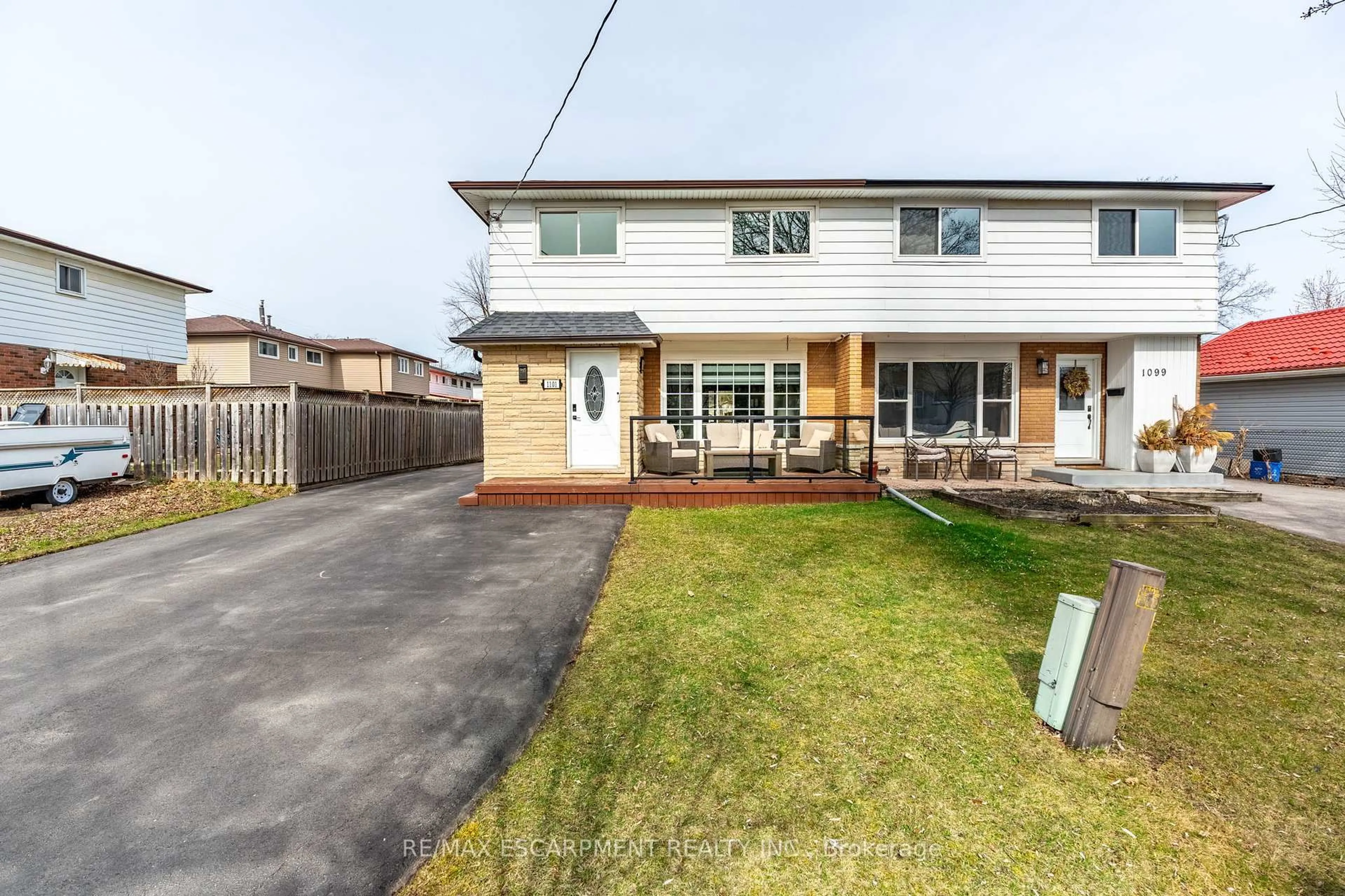 A pic from outside/outdoor area/front of a property/back of a property/a pic from drone, street for 1101 Highland St, Burlington Ontario L7R 3V1