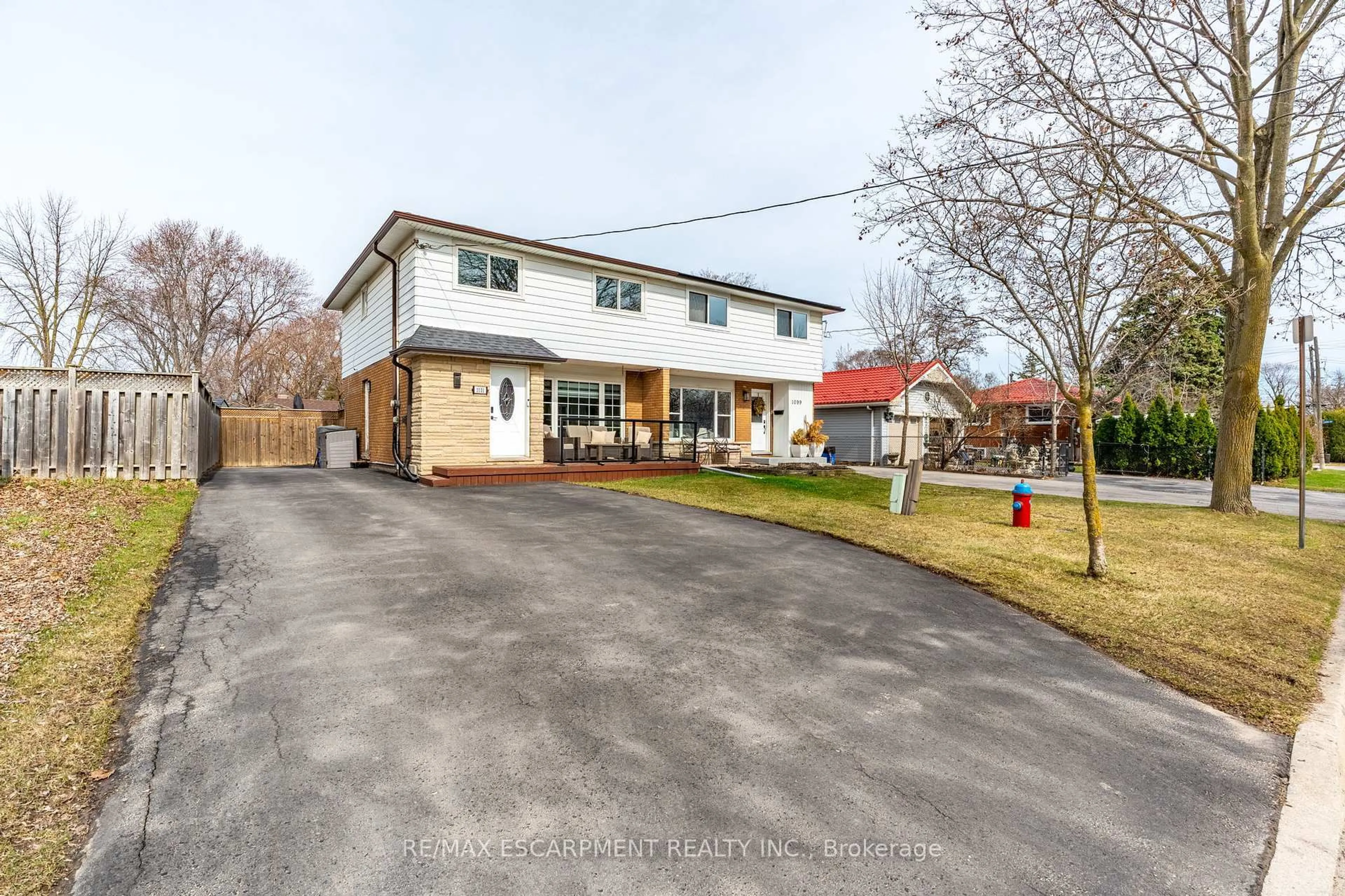 A pic from outside/outdoor area/front of a property/back of a property/a pic from drone, street for 1101 Highland St, Burlington Ontario L7R 3V1