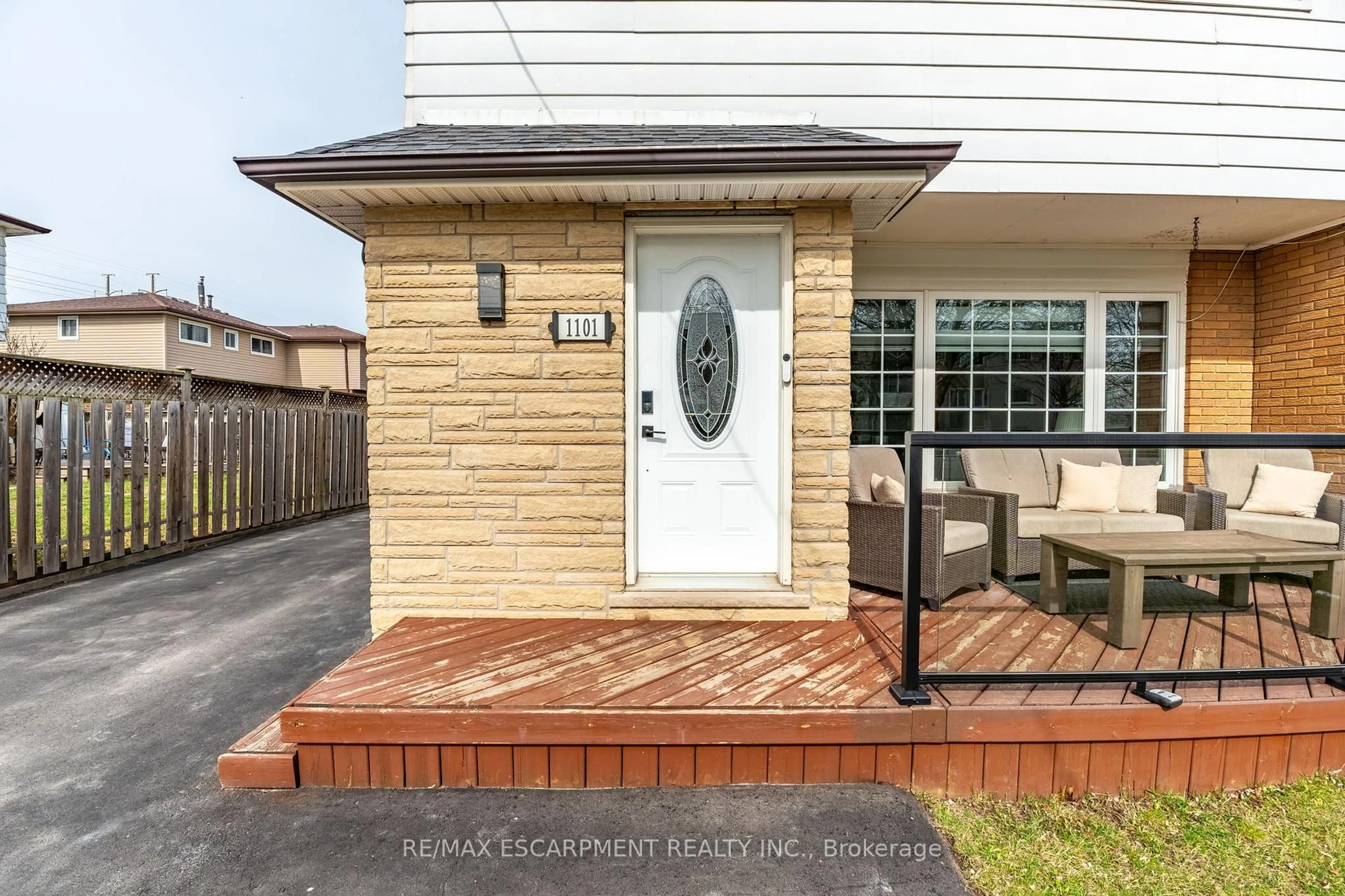 Unknown for 1101 Highland St, Burlington Ontario L7R 3V1