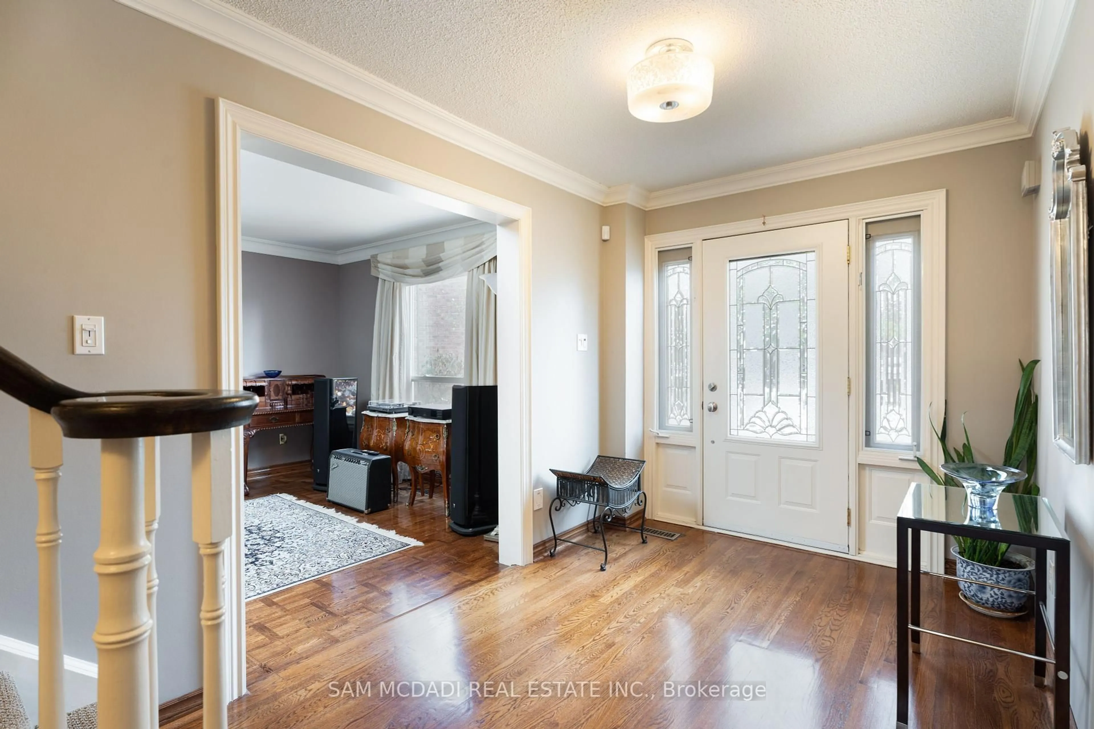Indoor entryway for 6127 Cheega Crt, Mississauga Ontario L5N 3Y9