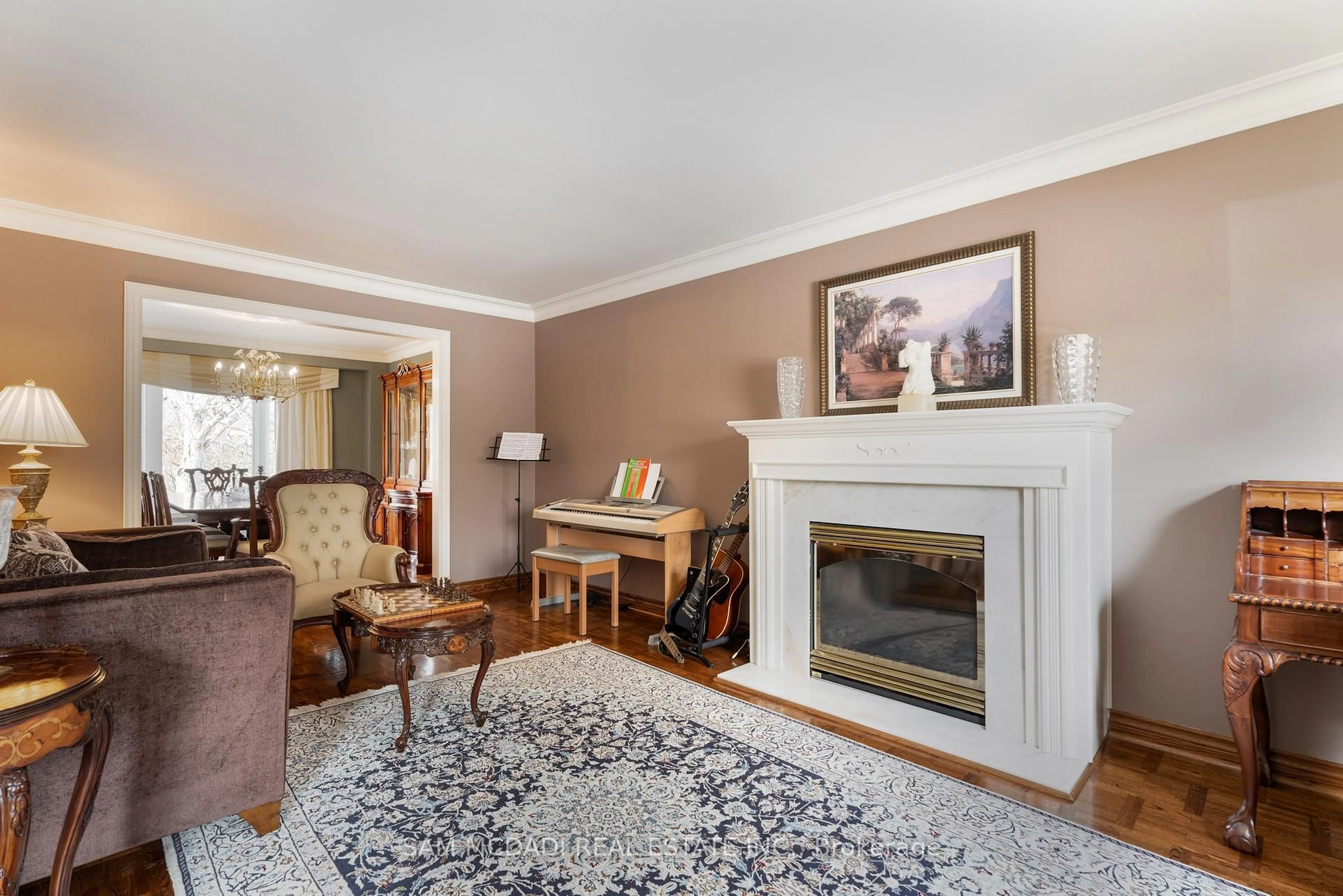 Living room with furniture, unknown for 6127 Cheega Crt, Mississauga Ontario L5N 3Y9