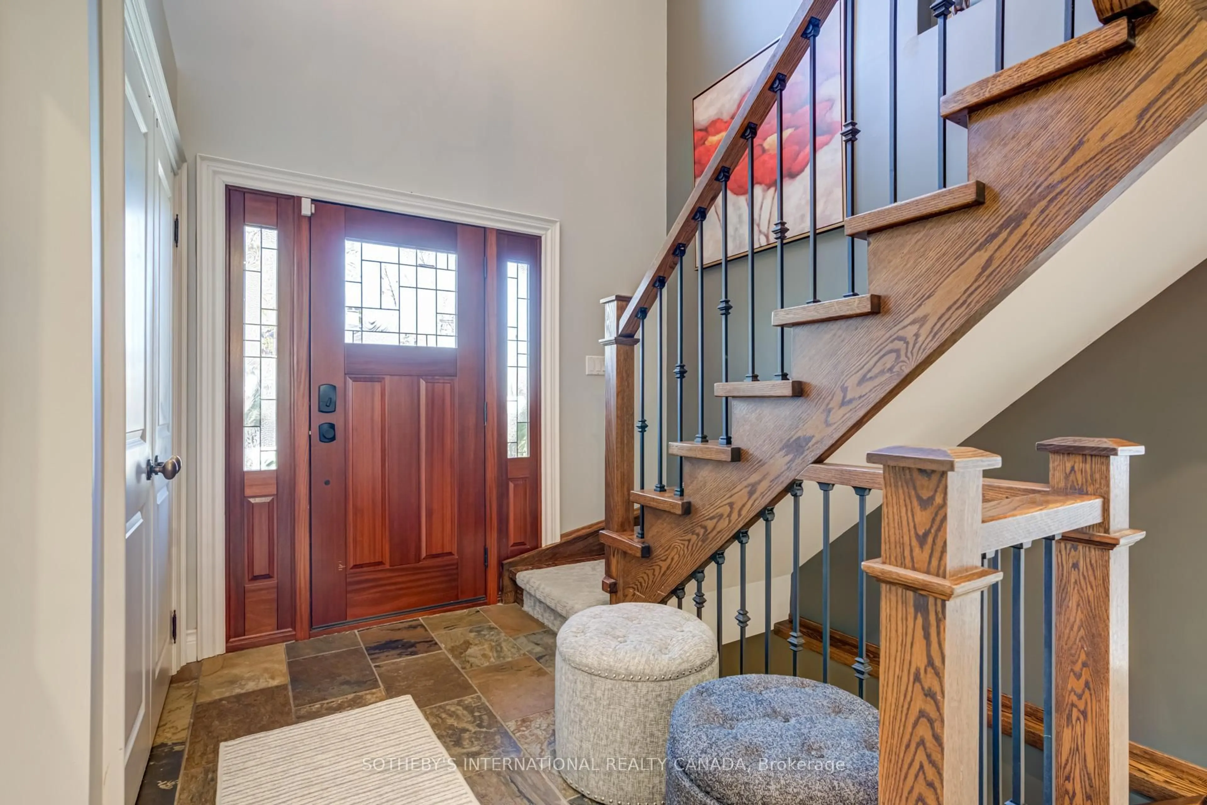 Indoor entryway for 31 Maple Ave, Mississauga Ontario L5H 2R9