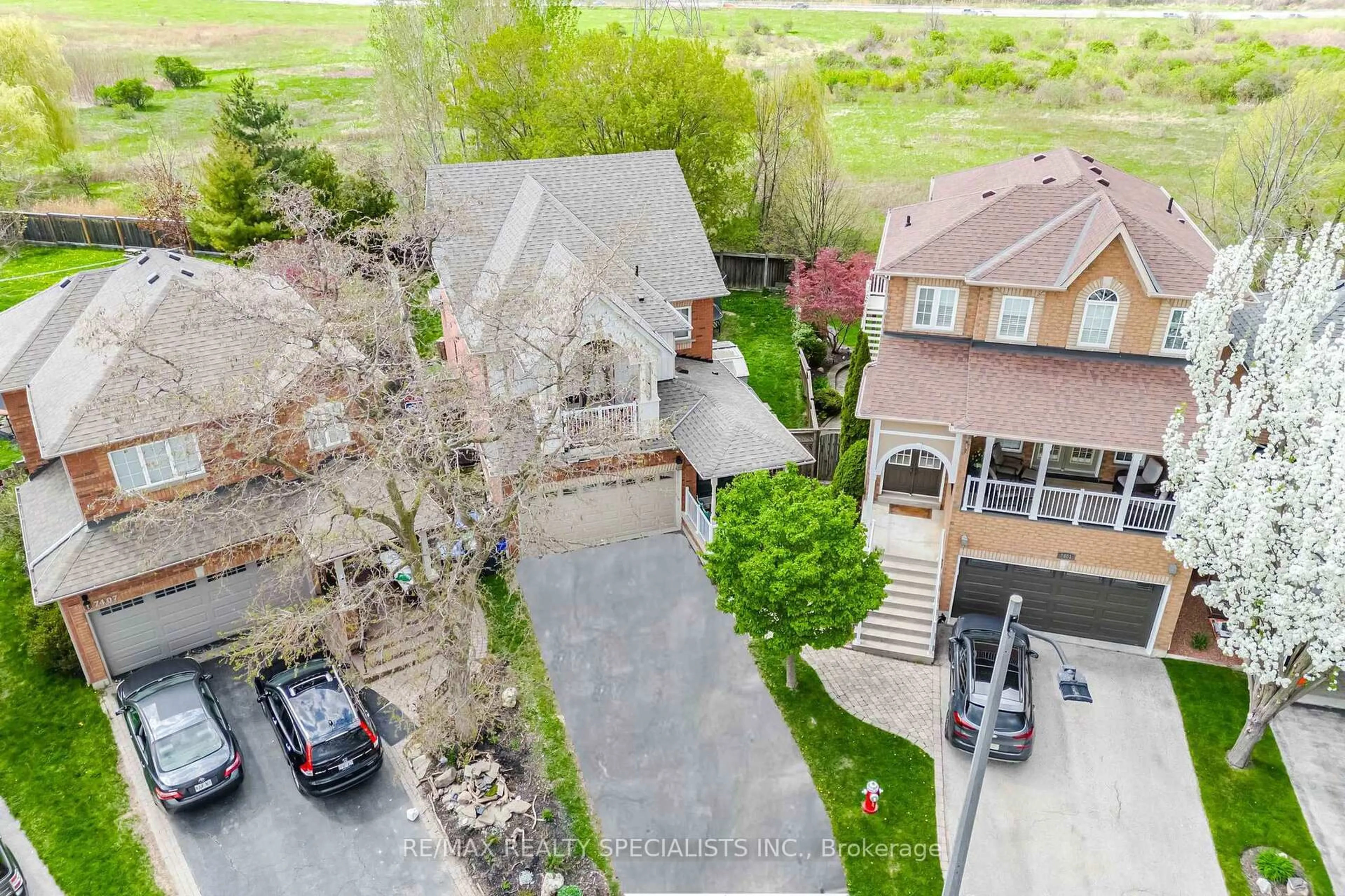 A pic from outside/outdoor area/front of a property/back of a property/a pic from drone, street for 7405 Banffshire Crt, Mississauga Ontario L5N 7Z9