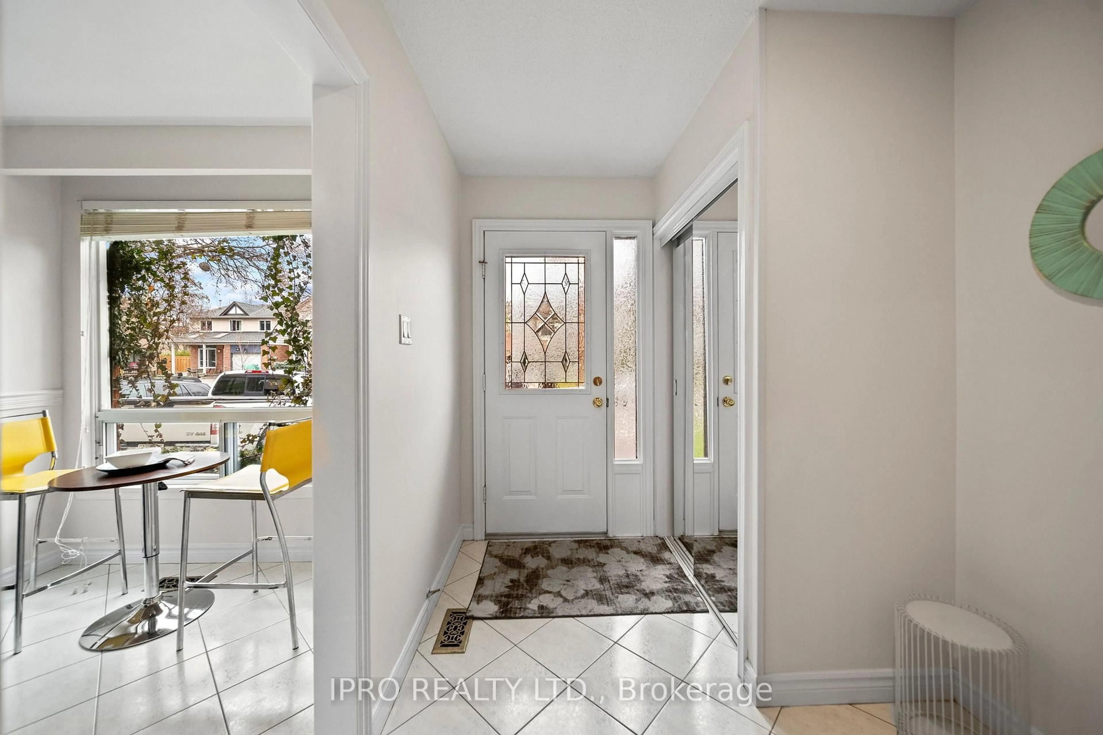 Indoor entryway for 734 Briar Cres, Milton Ontario L9T 3Z8