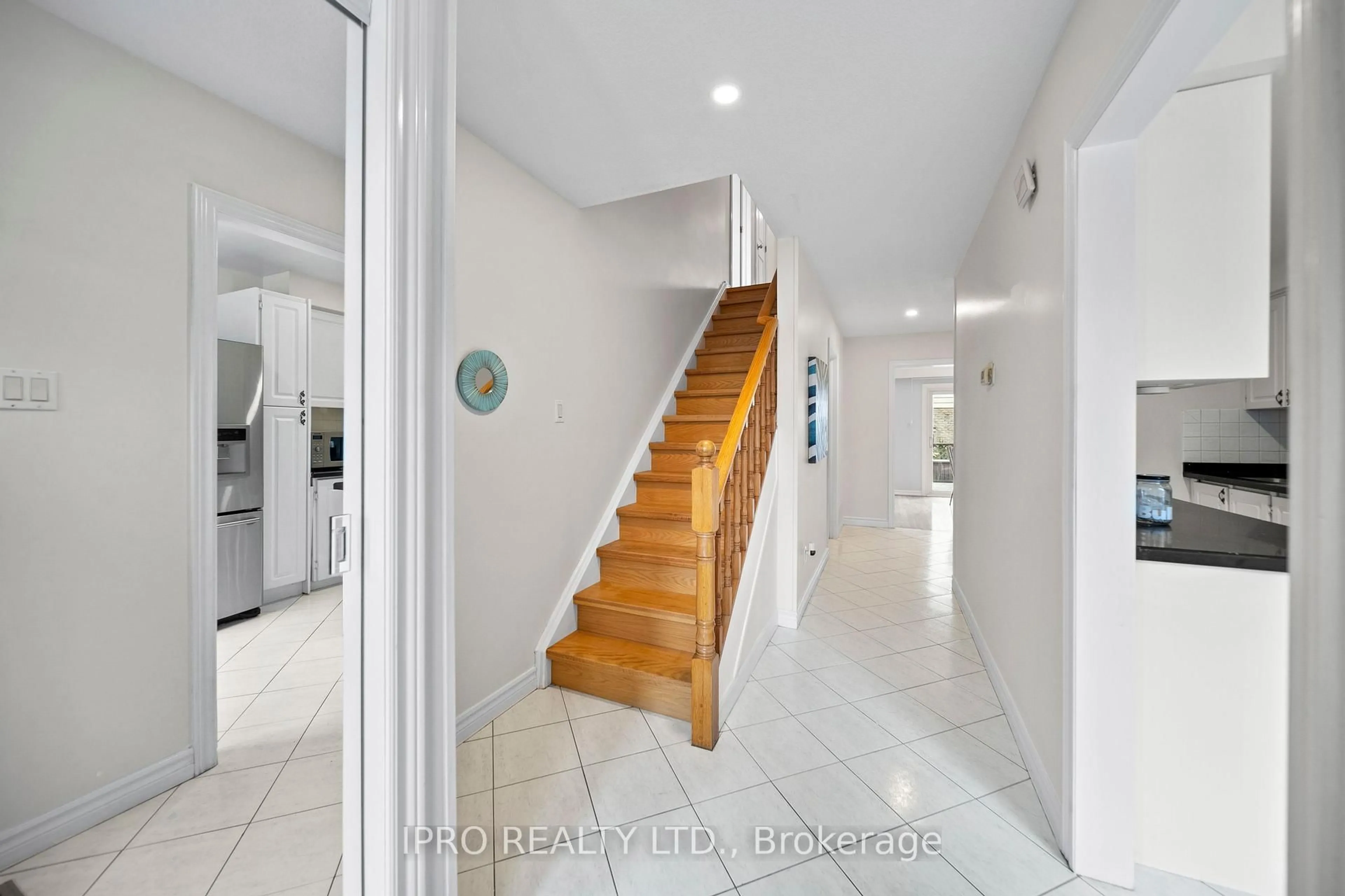 Indoor foyer for 734 Briar Cres, Milton Ontario L9T 3Z8