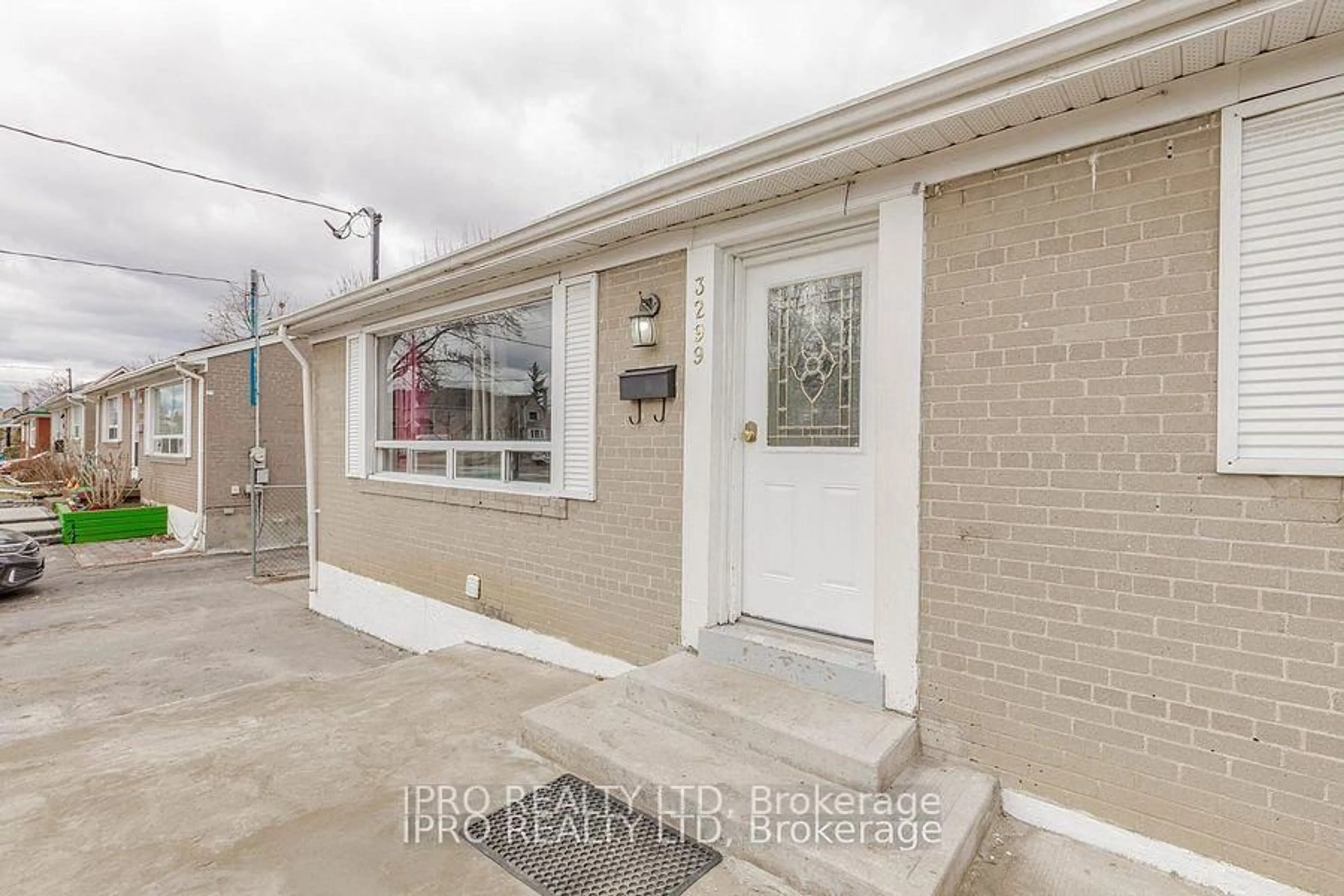 Unknown for 3299 Etude Dr, Mississauga Ontario L4T 1S9