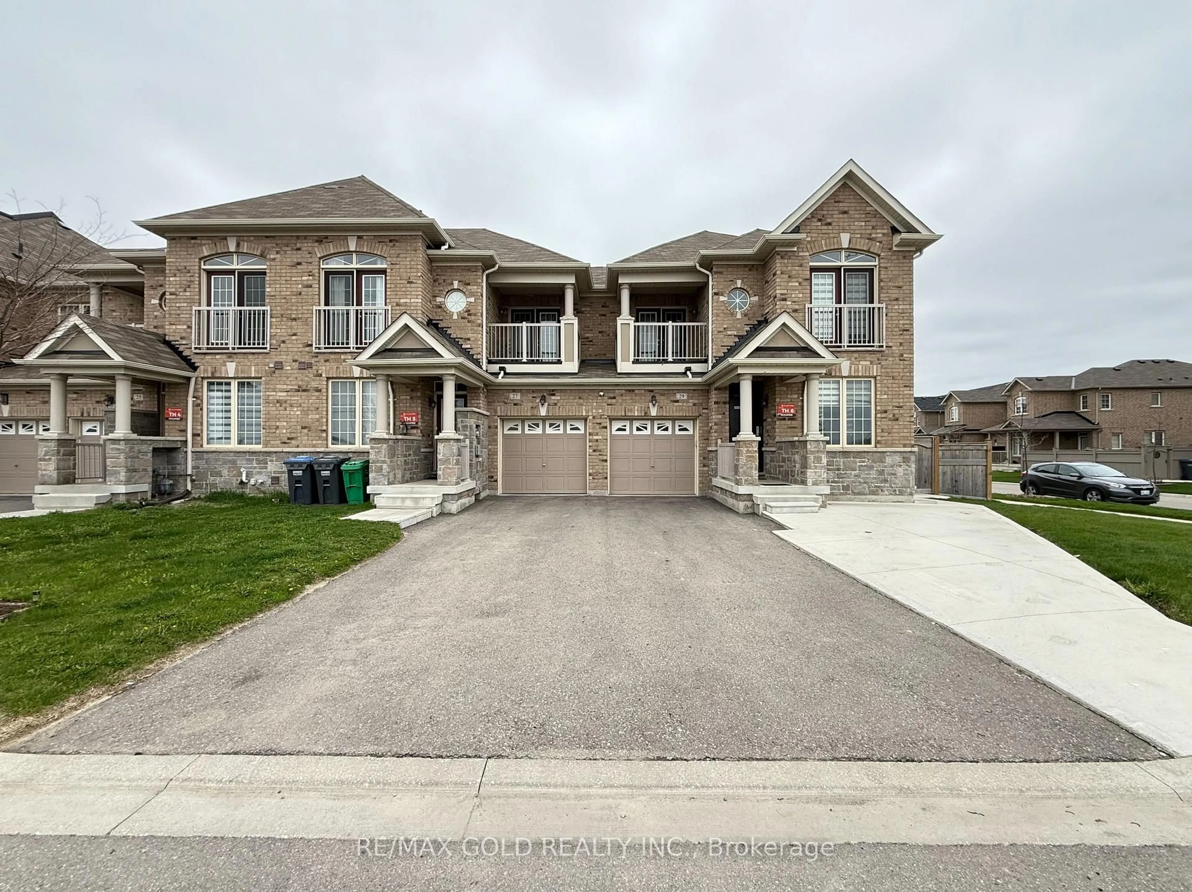 A pic from outside/outdoor area/front of a property/back of a property/a pic from drone, street for 27 Enclave Tr, Brampton Ontario L6R 0B3
