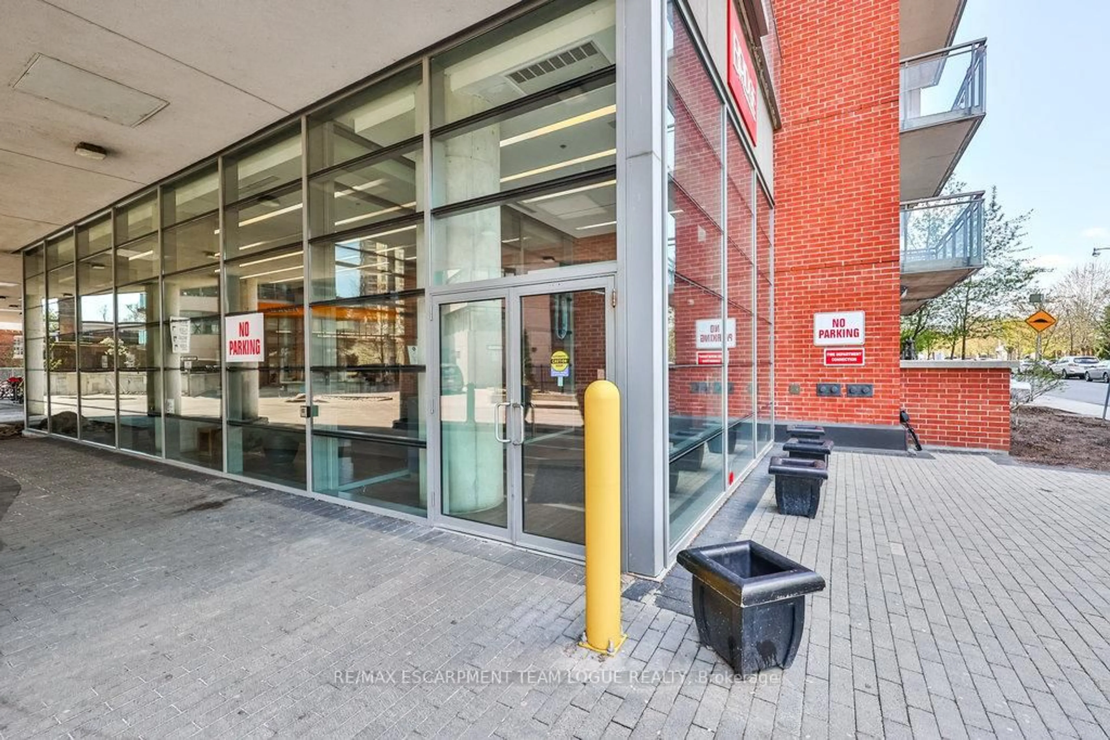 Indoor foyer for 38 Joe Shuster Way #605, Toronto Ontario M6K 0A5