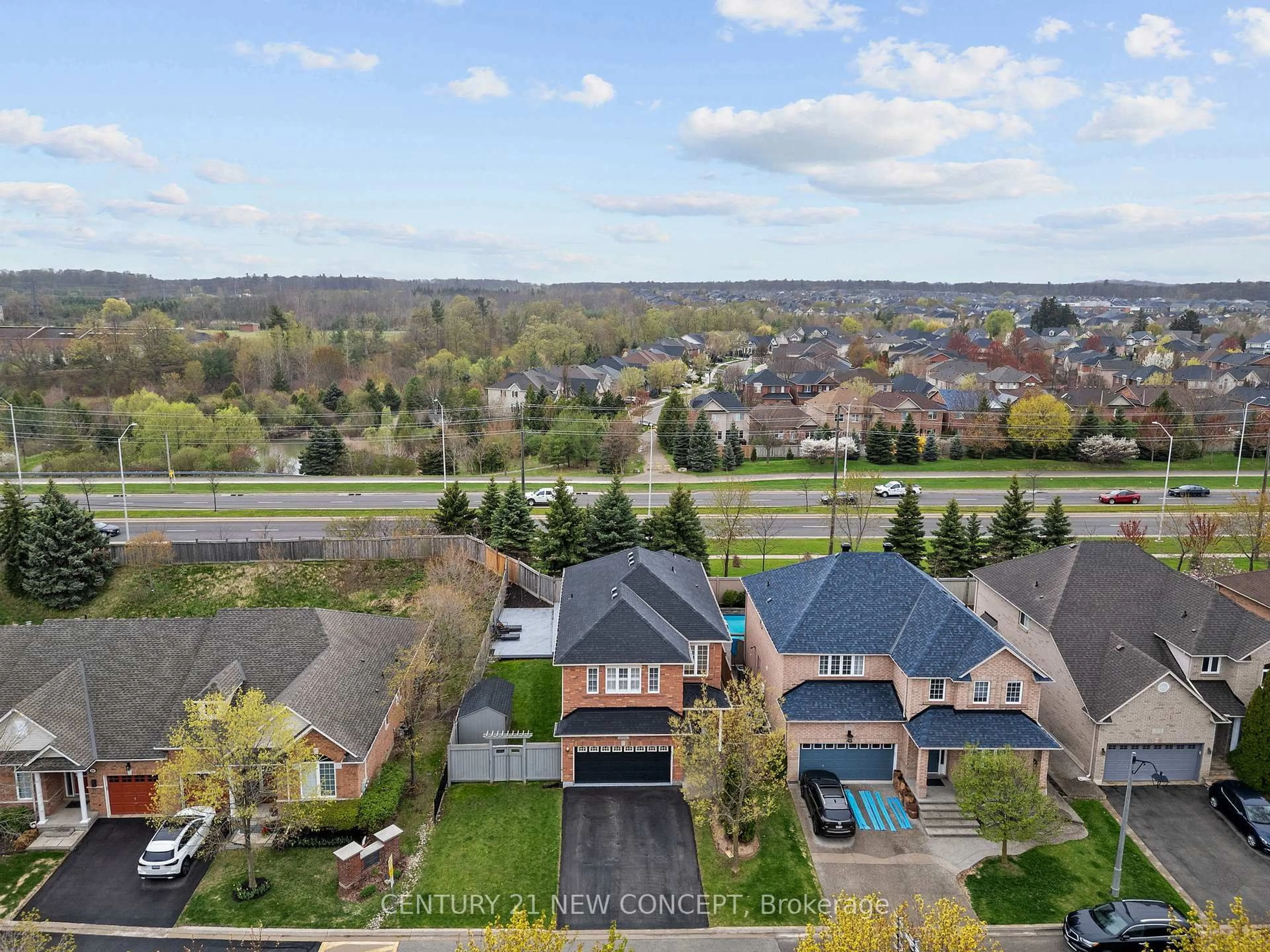 A pic from outside/outdoor area/front of a property/back of a property/a pic from drone, unknown for 2587 Carberry Way, Oakville Ontario L6M 4R8