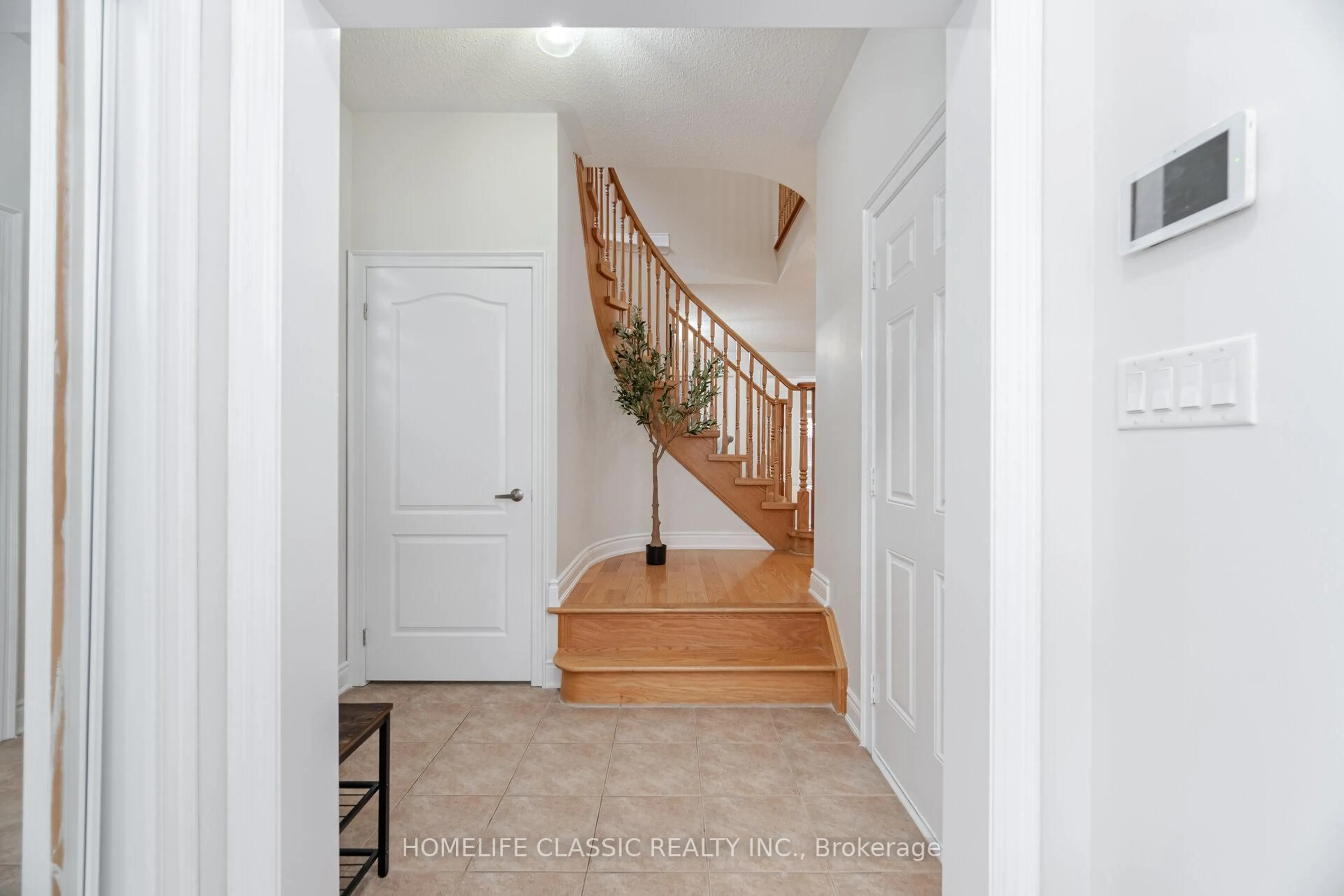 Indoor entryway for 141 Willet Terr, Milton Ontario L9T 1M5